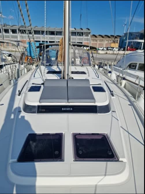 AF-C45VOL Bavaria C45 amarrado en Port of Volos