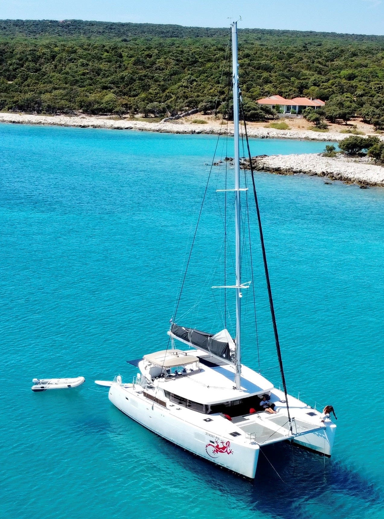 Gecko Lagoon 450 Sport vor Anker in Marina Punat