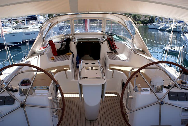 Windward Spirit Sun Odyssey 54DS біля причалу St Vincent / Blue Lagoon