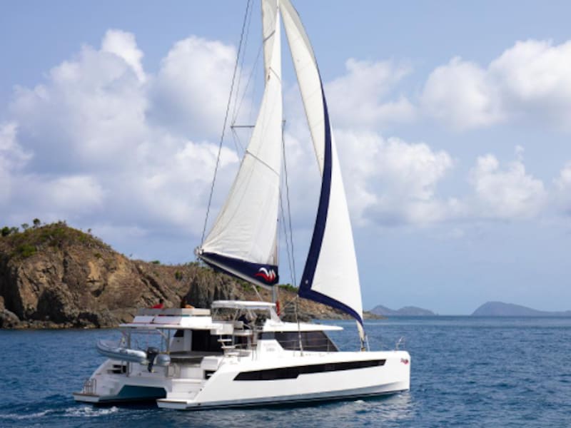 Moorings 5000 Exclusive Plus Leopard 50 amarrado en Antigua / Nelson's Dockyard
