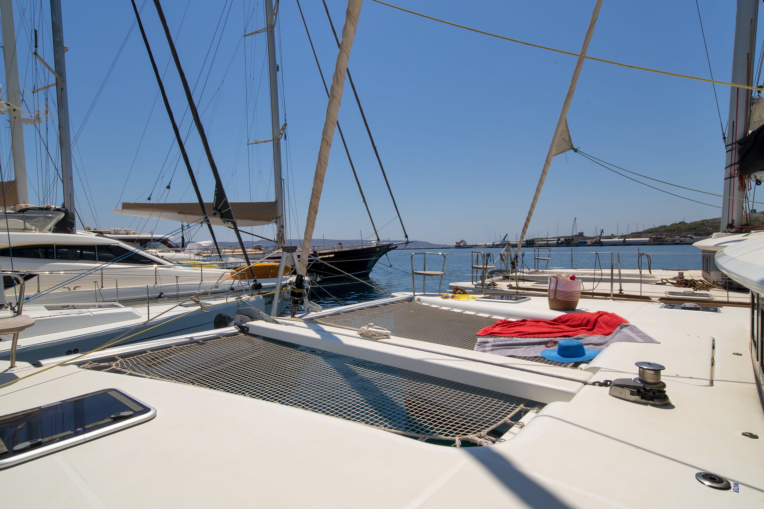 Callisto L400 Lagoon 400 S2 біля причалу Lavrion Main Port