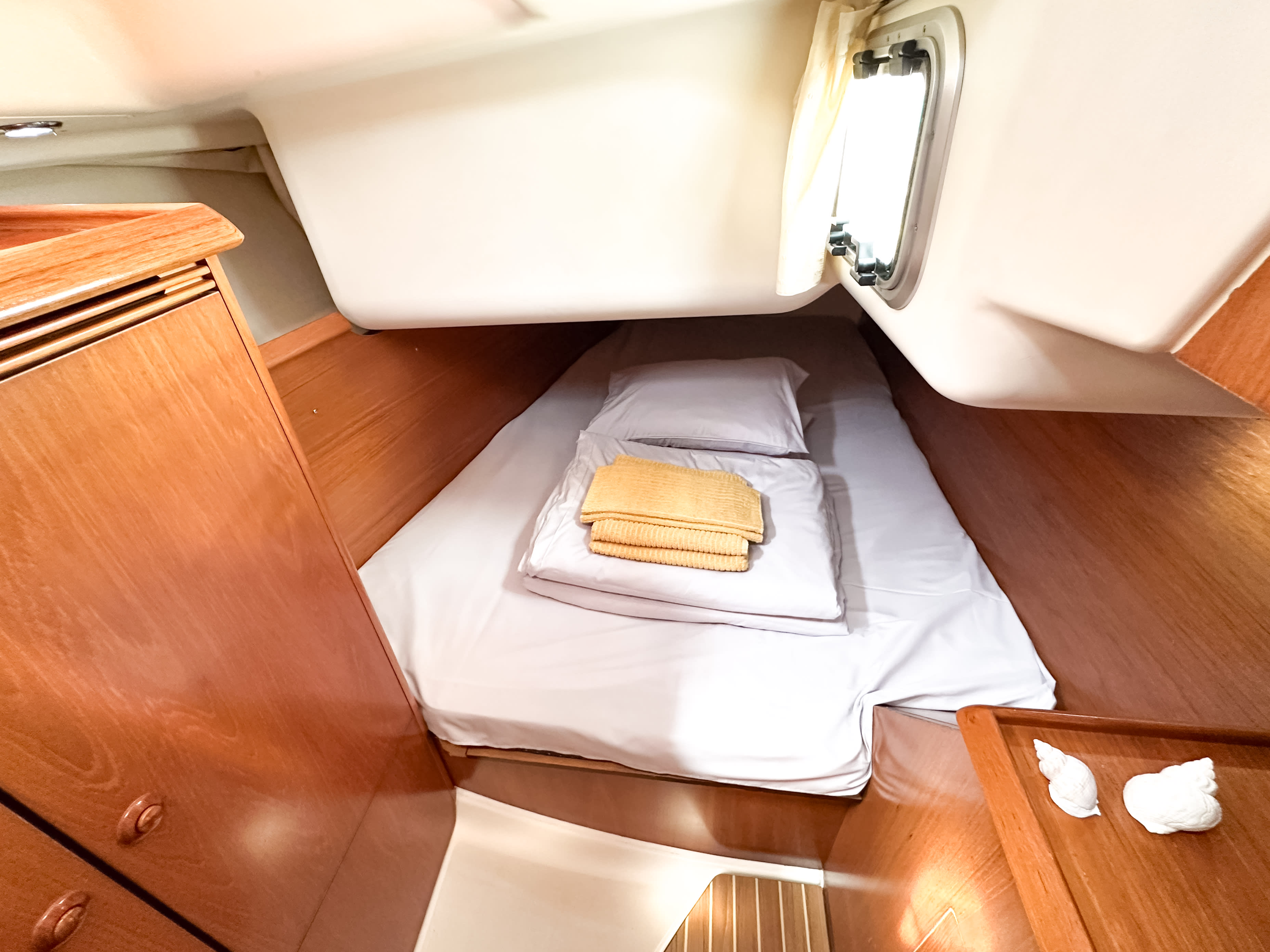Azure Sun Odyssey 40.3 vor Anker in Radovici / Lustica Bay Marina