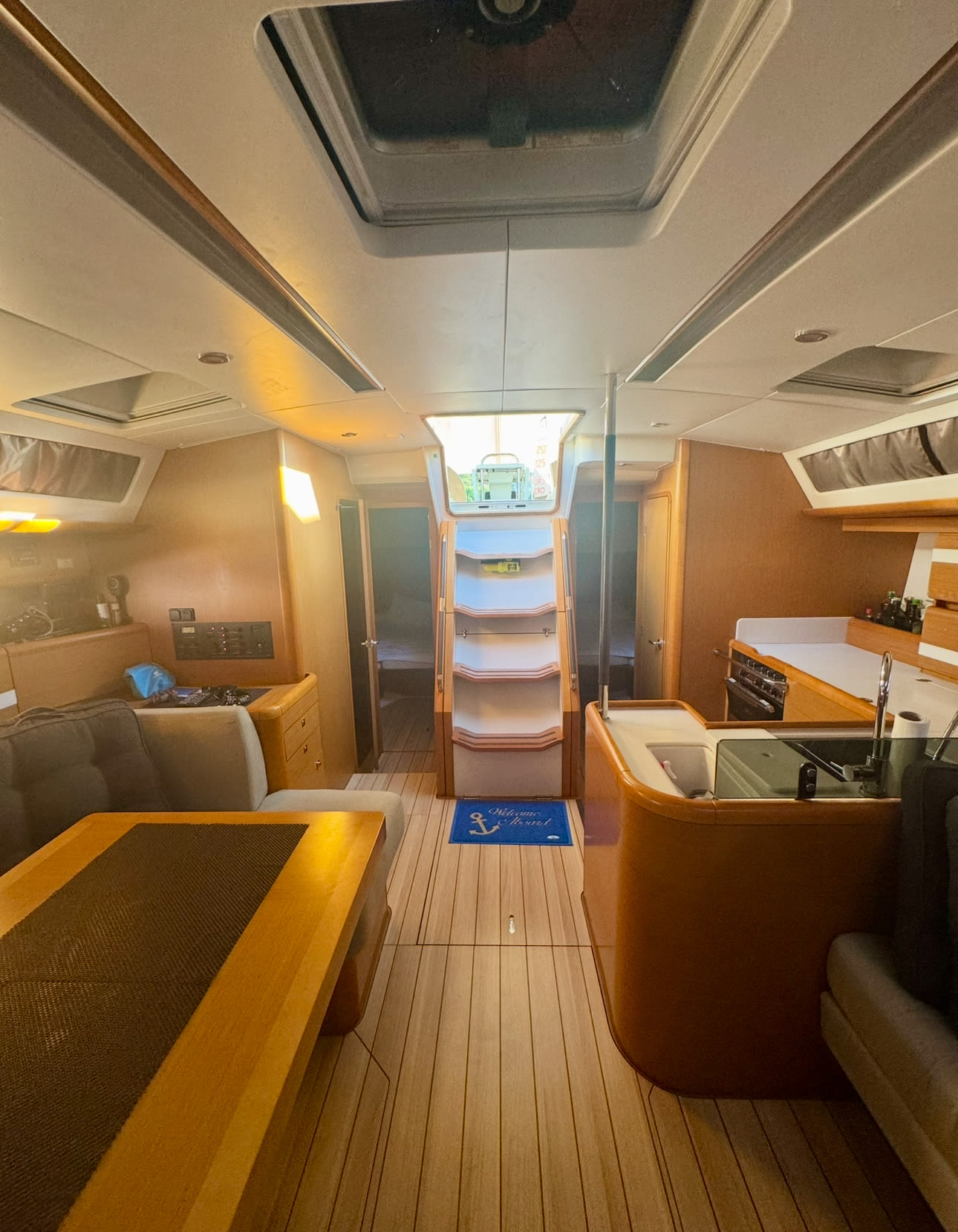 Premium Jeanneau 53 біля причалу ACI Marina Dubrovnik