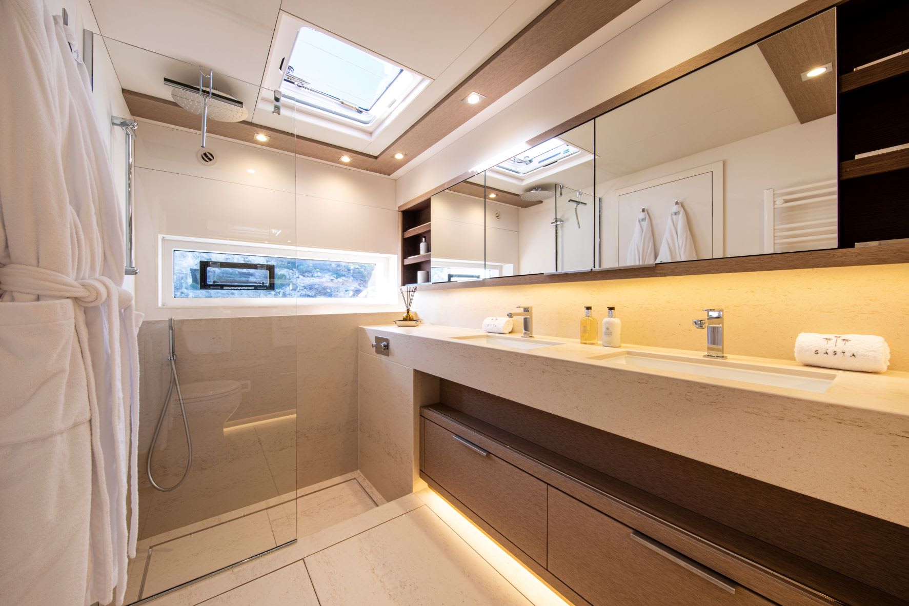 Premium + Lagoon Seventy 8 vor Anker in Palma de Mallorca / Palma