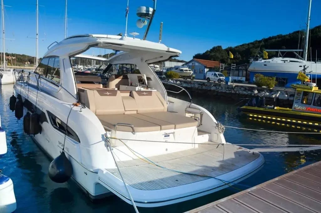 Varola Bavaria Sport 450 HT vor Anker in Seget Donji / Marina Baotić