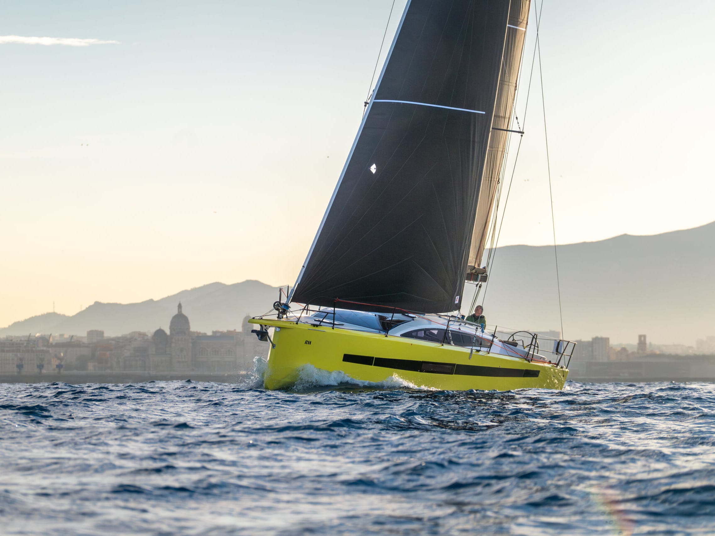 Kairos RM 1080 біля причалу Port de la Trinité-sur-Mer