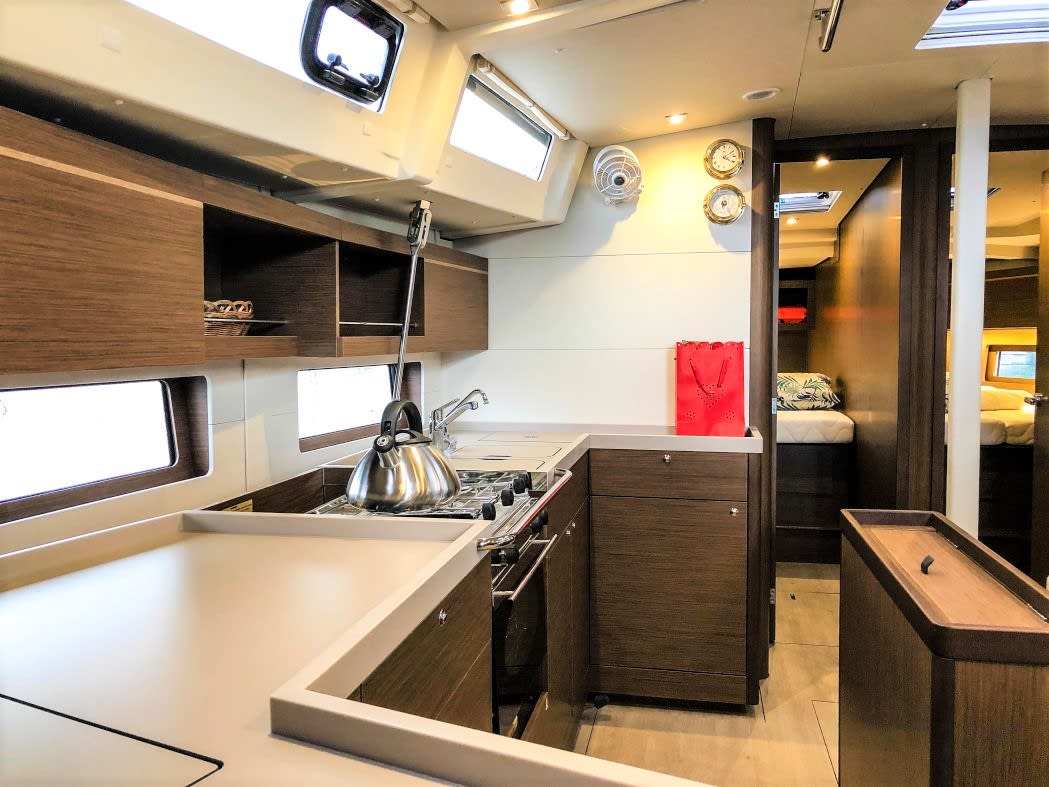 Andiamo Oceanis 46.1 vor Anker in Sami Port
