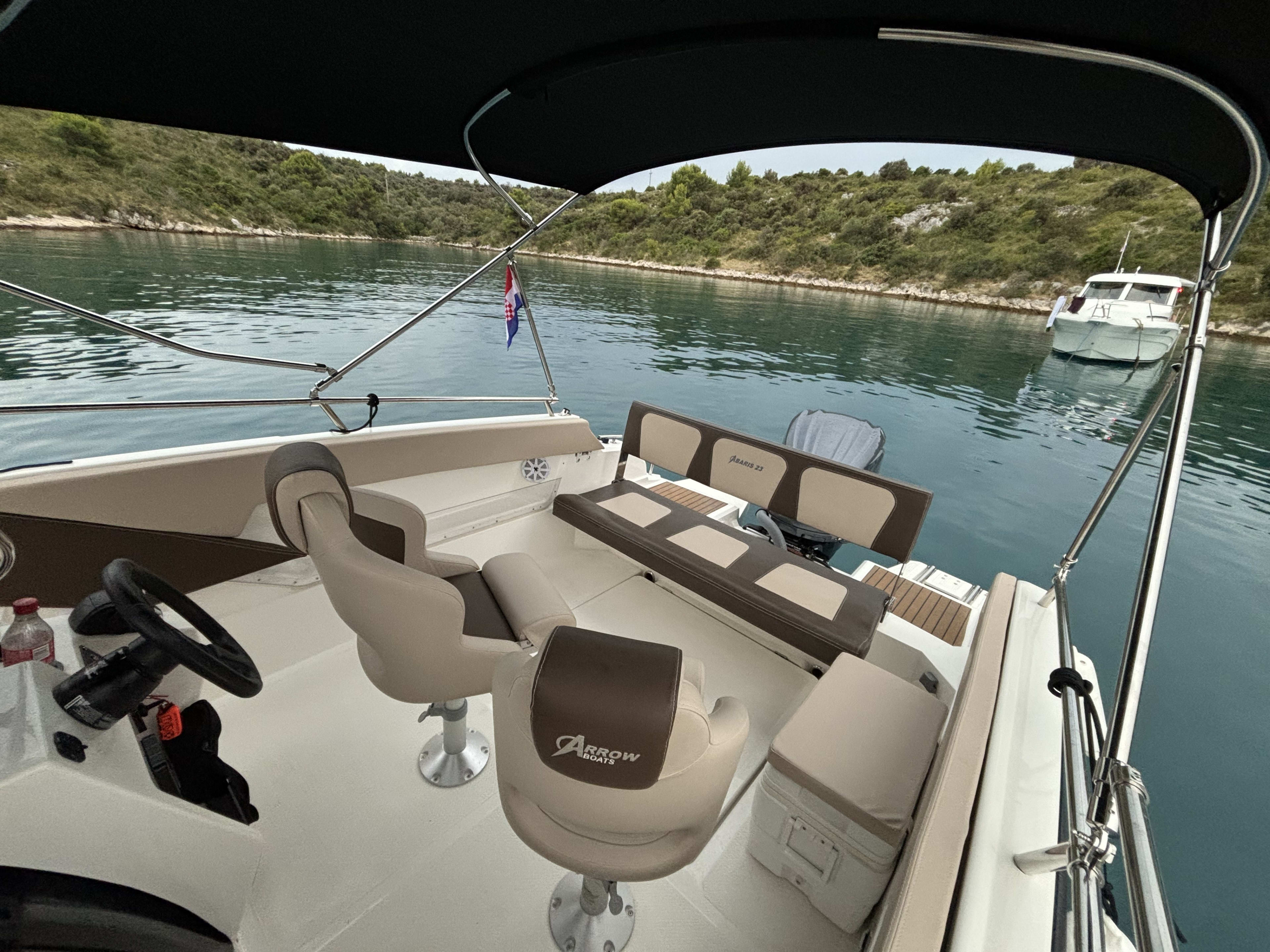 no_name Arrow Abaris 23 vor Anker in Trogir City Port