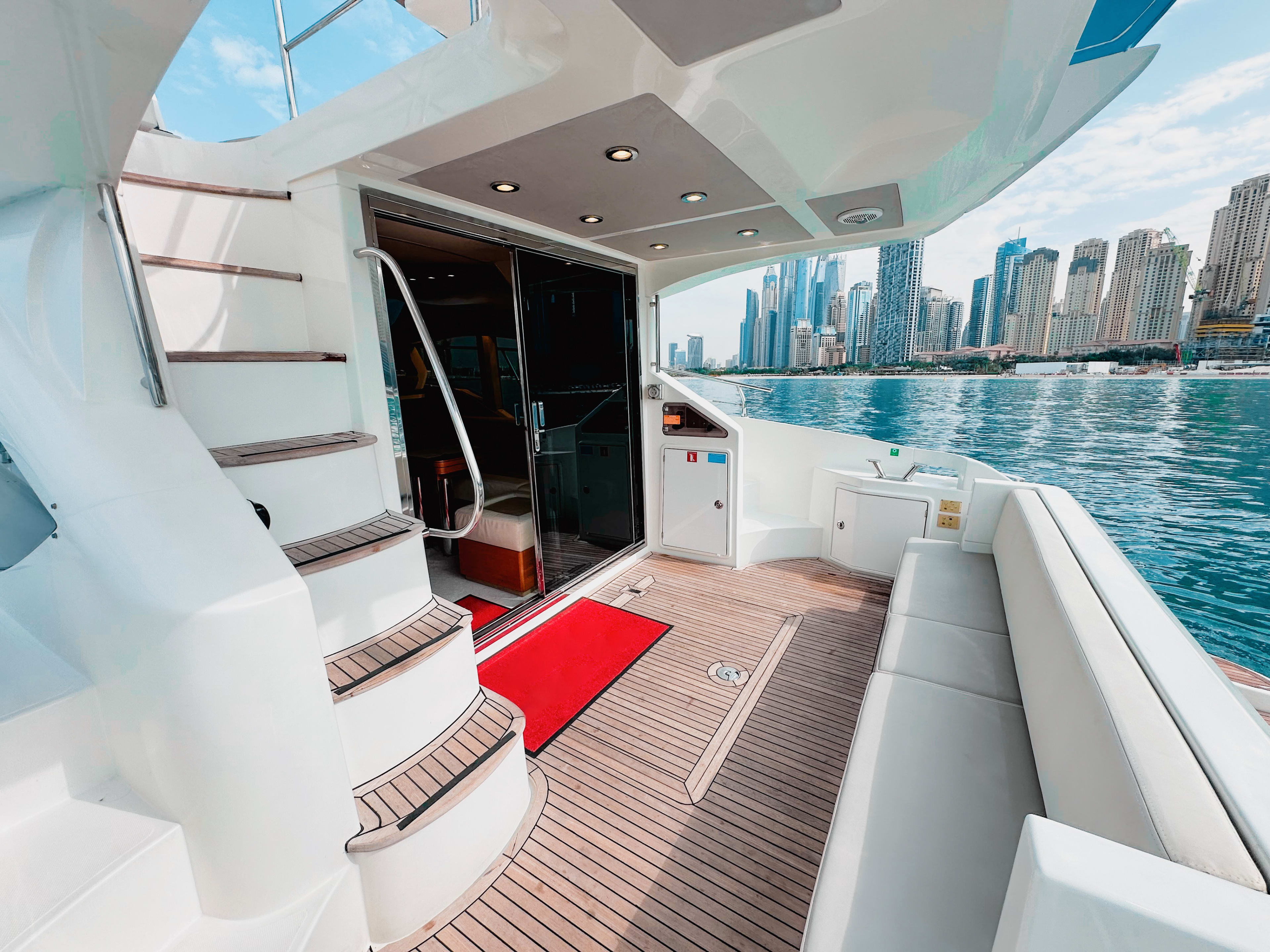 X33 Azimut 50 біля причалу Dubai Harbour