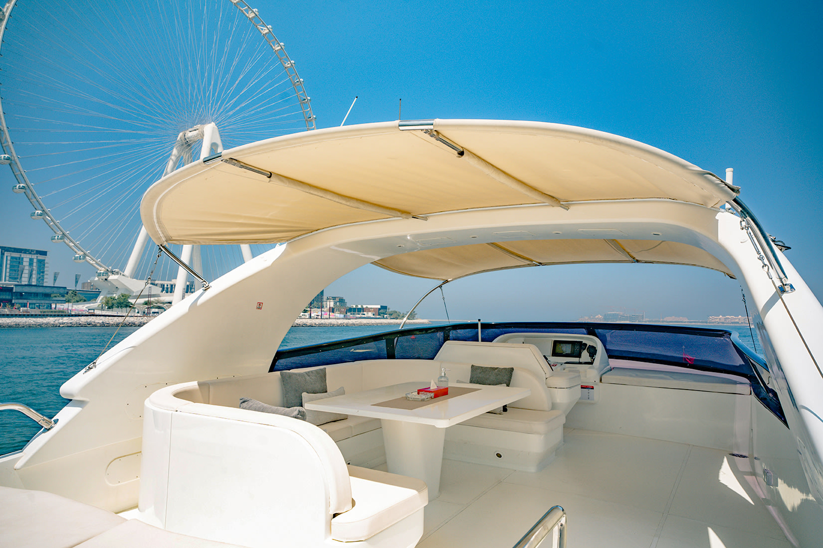X12 Luxury Motor Yacht amarrado en Dubai Harbour