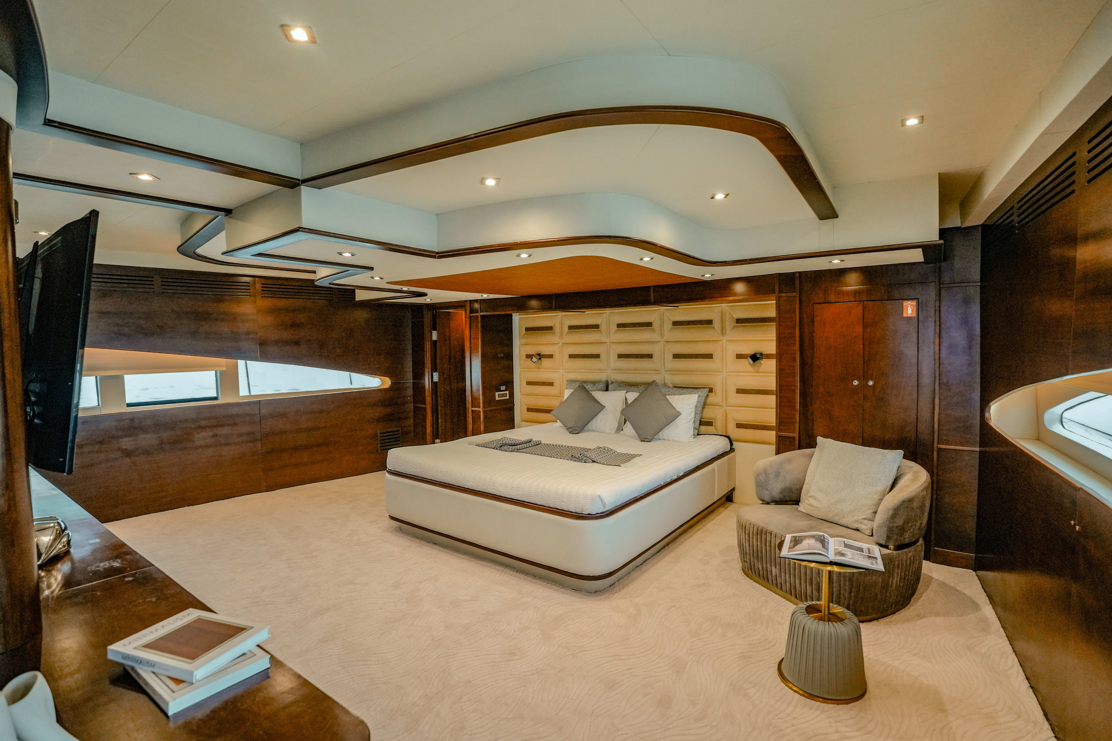 Stardom Luxury Motor Yacht amarrado en Dubai Harbour