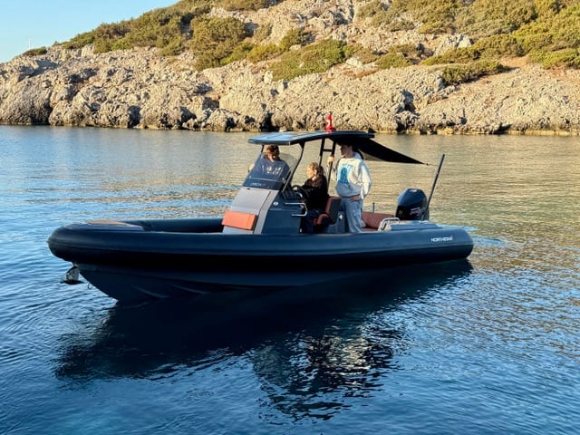 Kuro Northstar Orion 7 vor Anker in Bodrum Marina