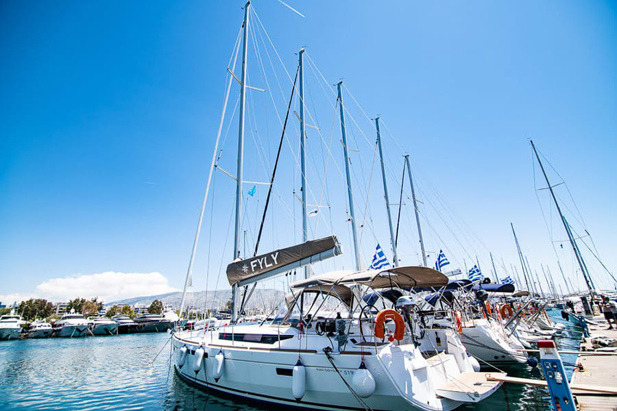Pinta Sun Odyssey 519 біля причалу Paros port