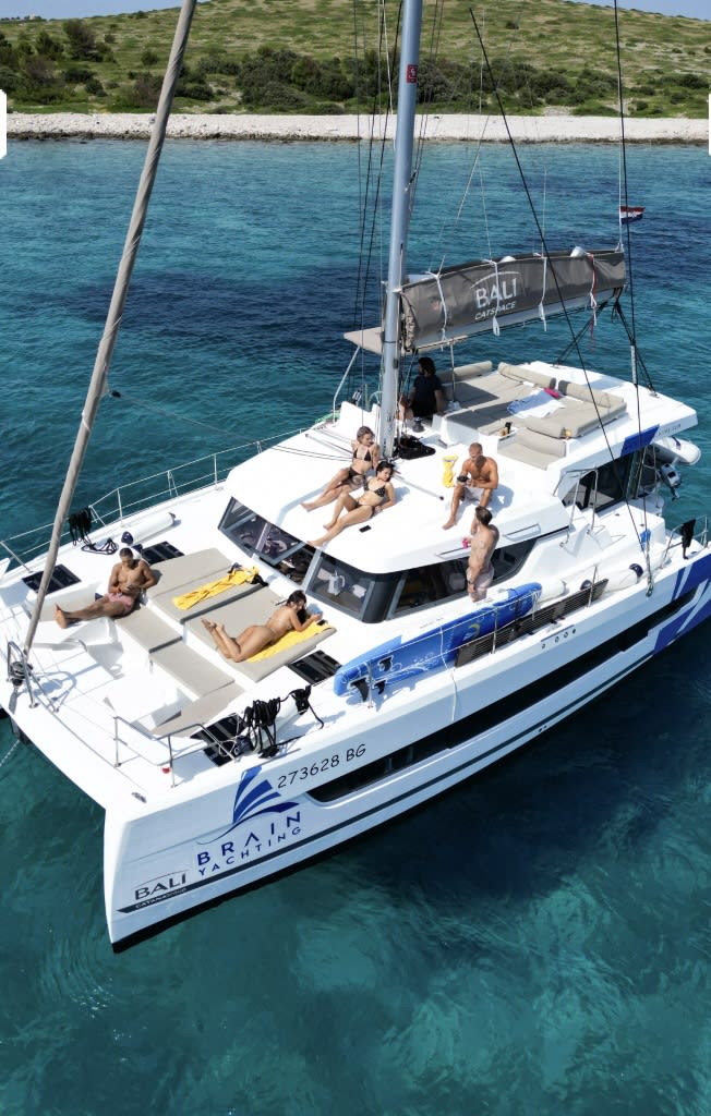 My5ive Bali Catspace amarrado en Seget Donji / Marina Baotić