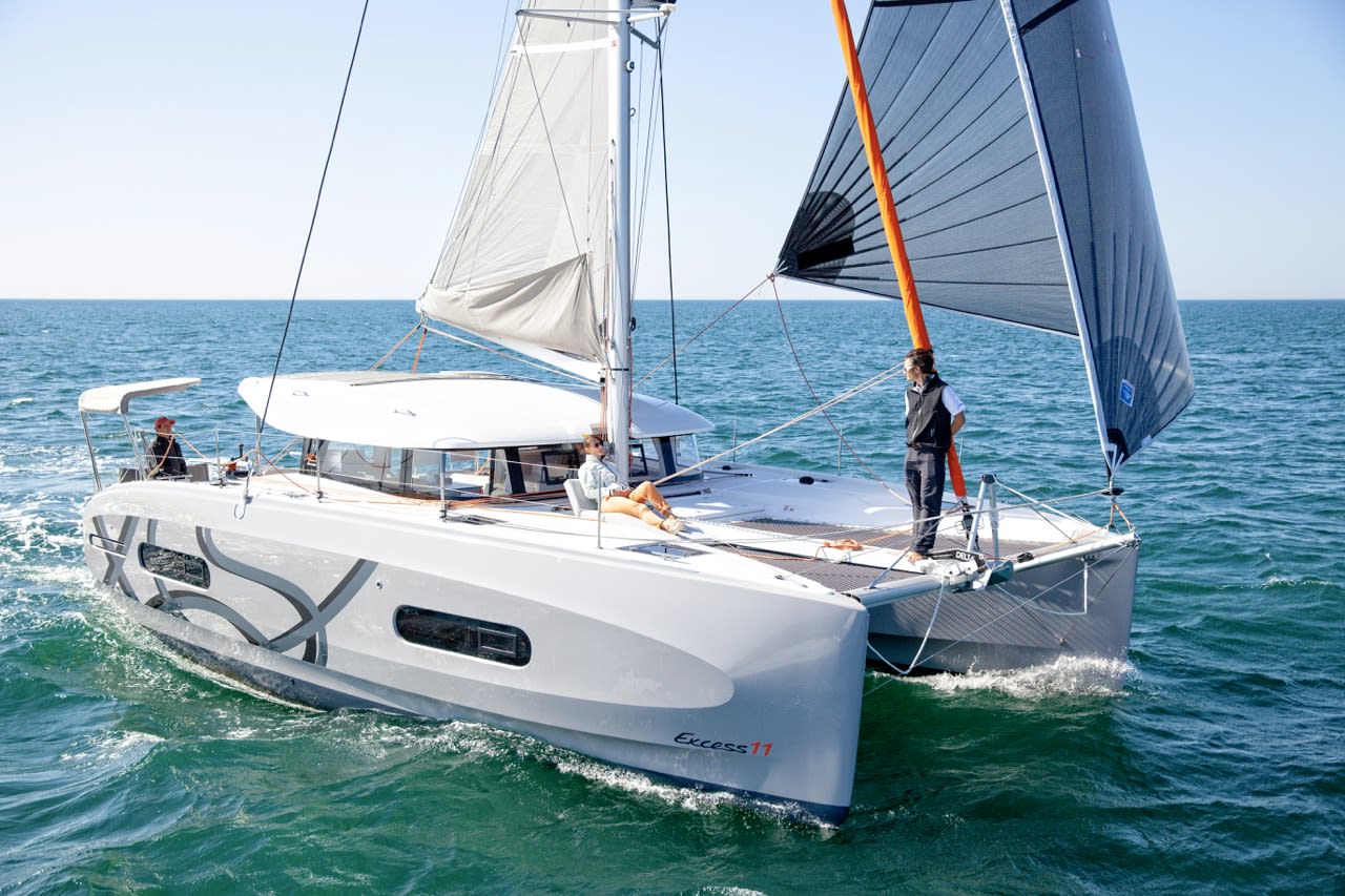 Elyvian Spirit Excess 11 amarrado en Taranto