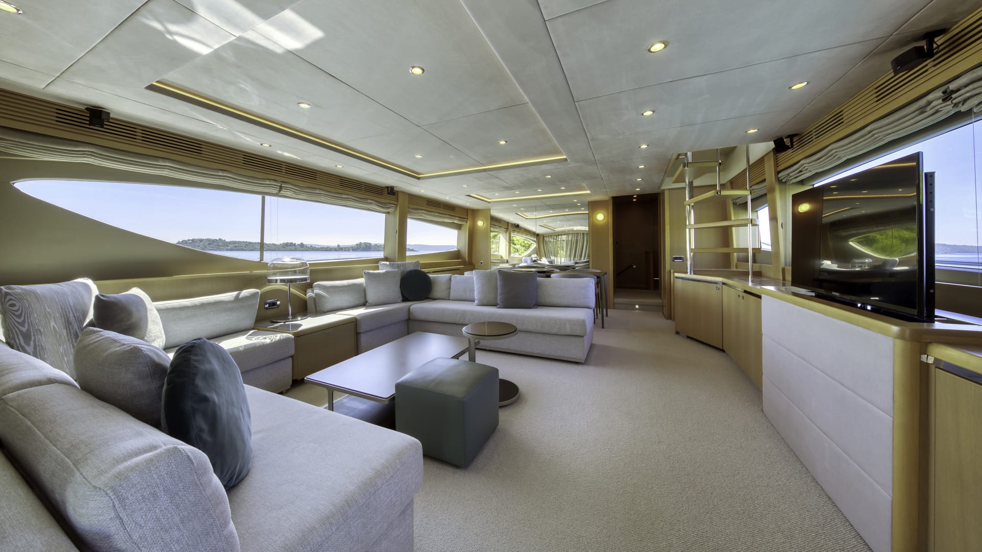 Insieme Princess 85 vor Anker in ACI Marina Trogir