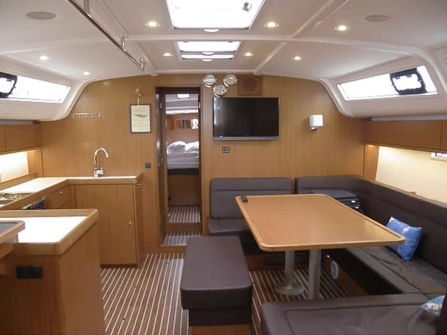 Guarda Che Luna Bavaria 51 Cruiser amarrado en Rhodes New Marina