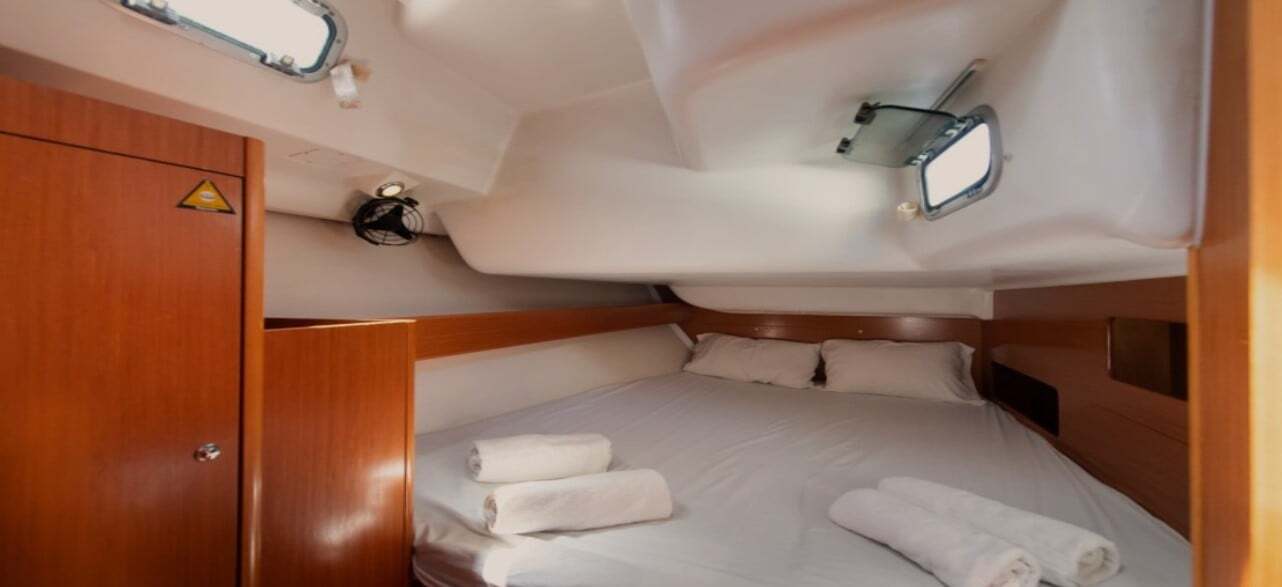 Ksenya Cyclades 43.4 vor Anker in Salamina / Salamis Yachting Club