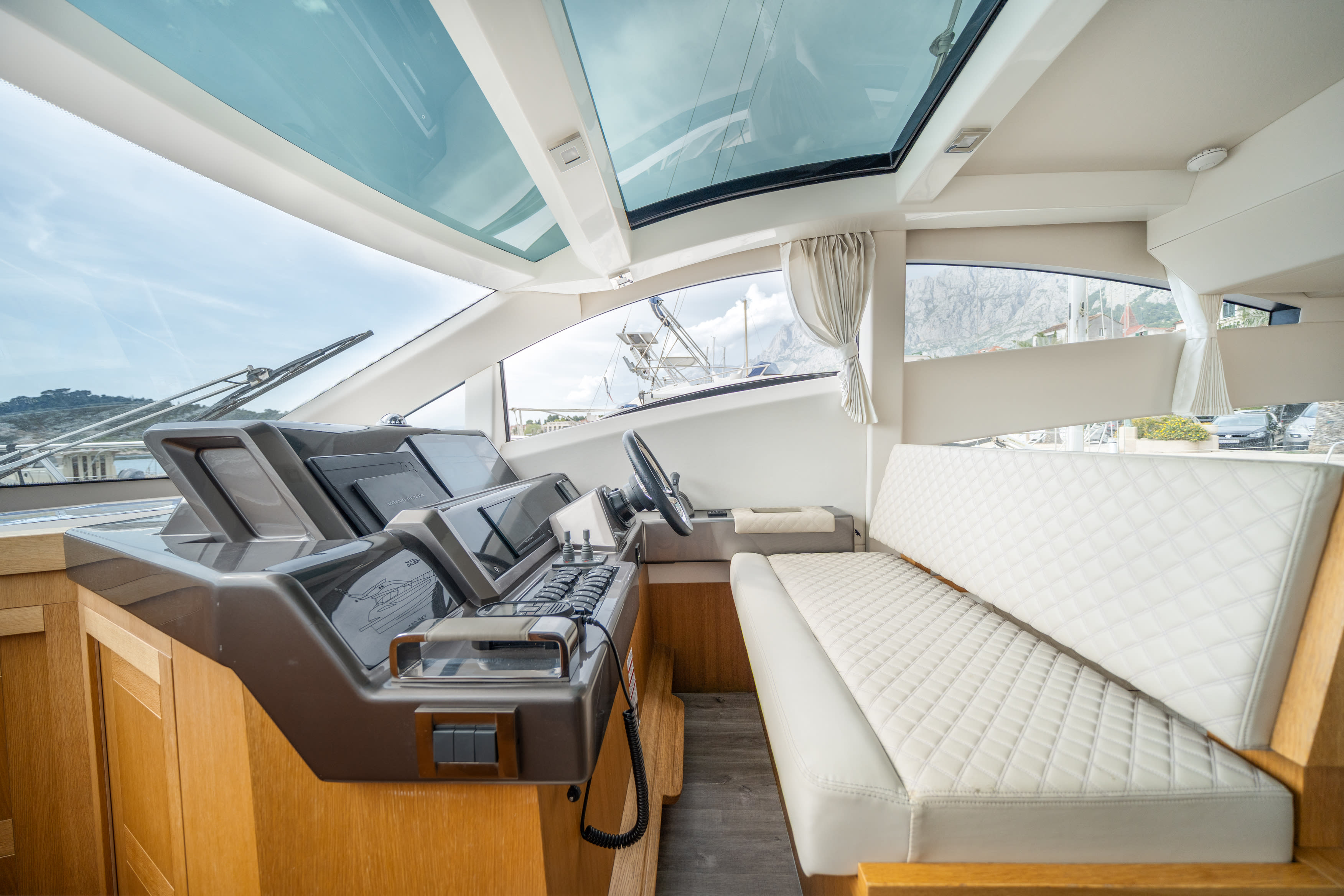 Bellagio Galeon 430 Skydeck біля причалу Makarska harbor