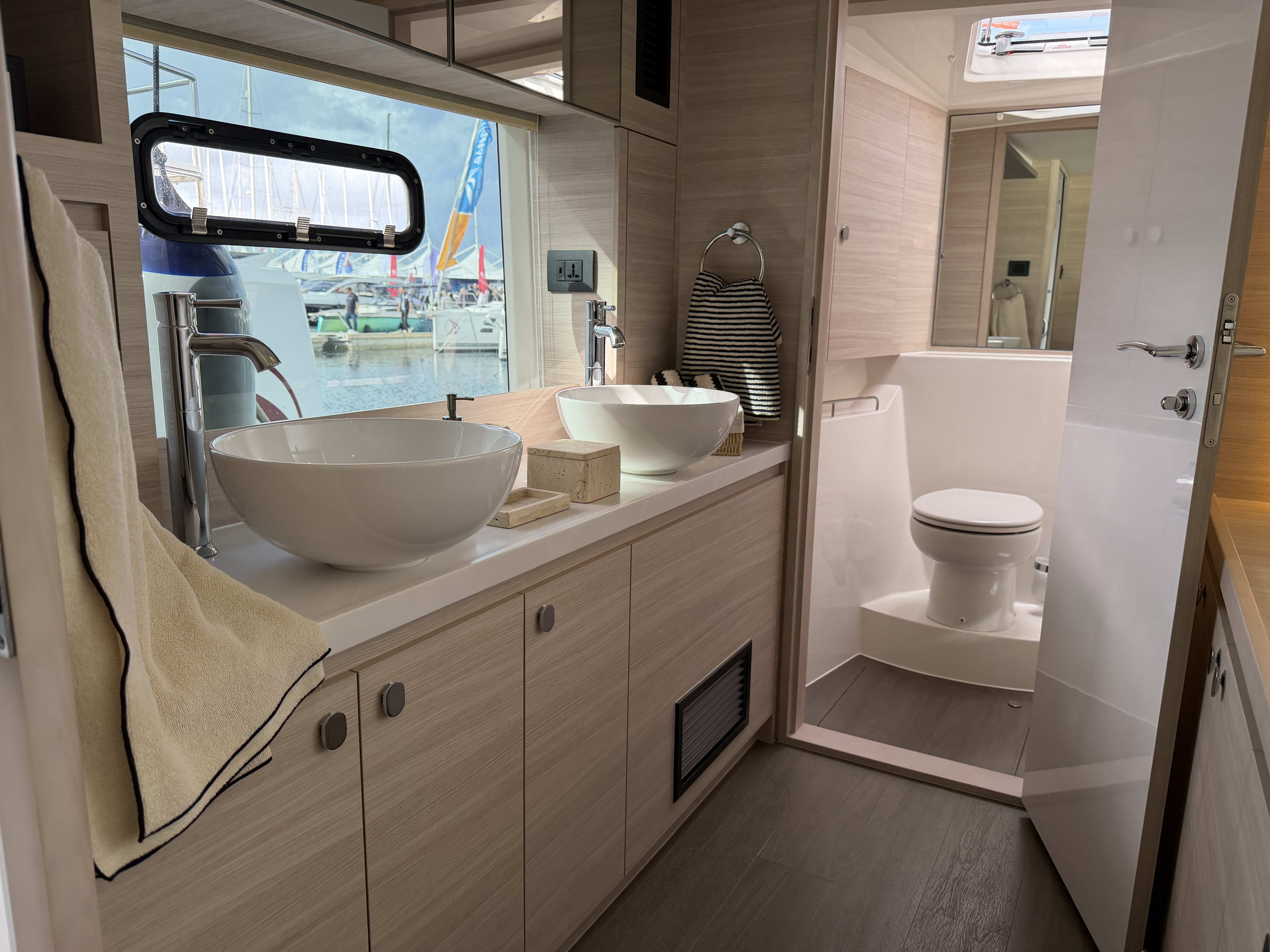 Infinity I Aquila 50 Yacht біля причалу D-Marin Tribunj Marina