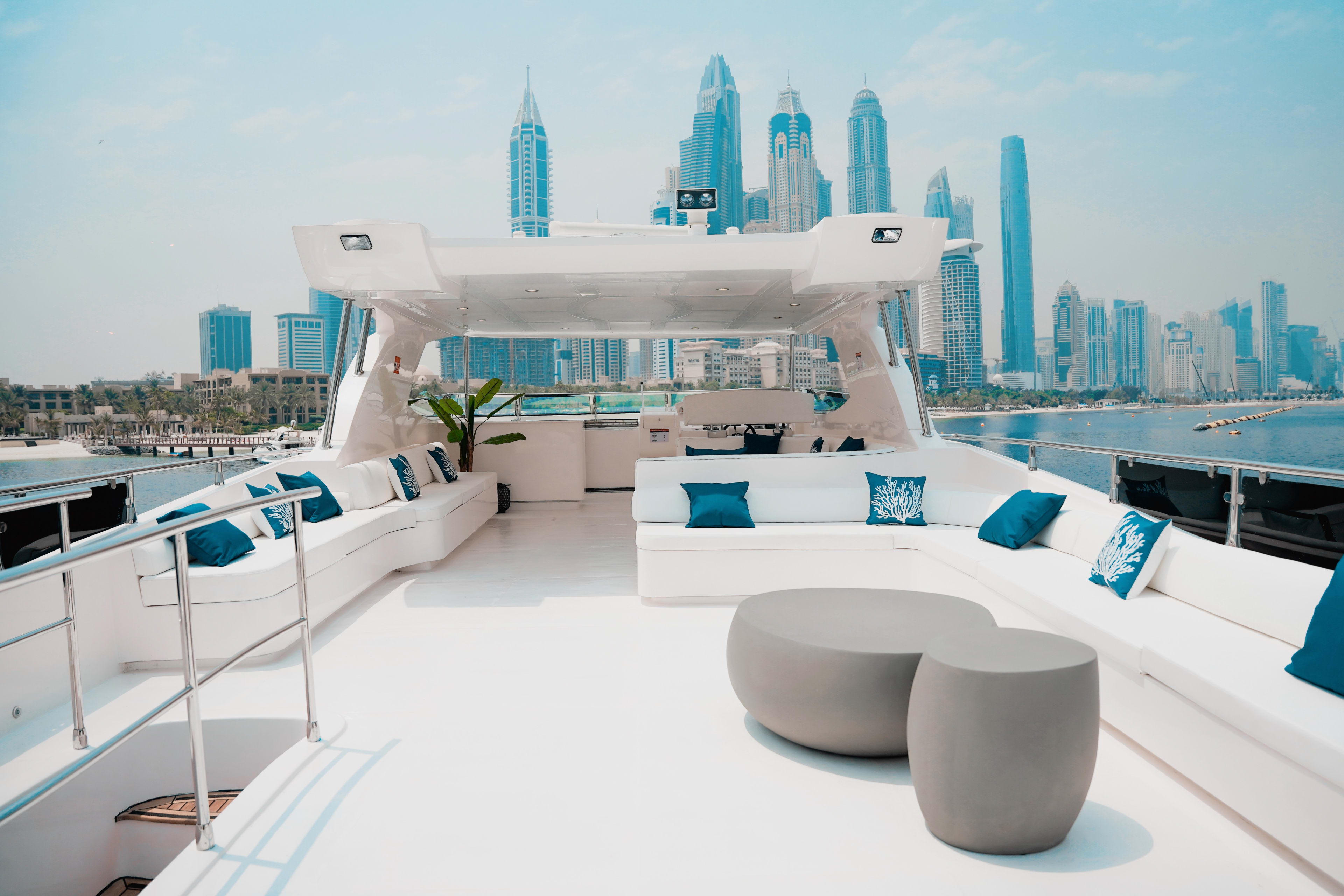 X35 Luxury Motor Yacht amarrado en Dubai Harbour