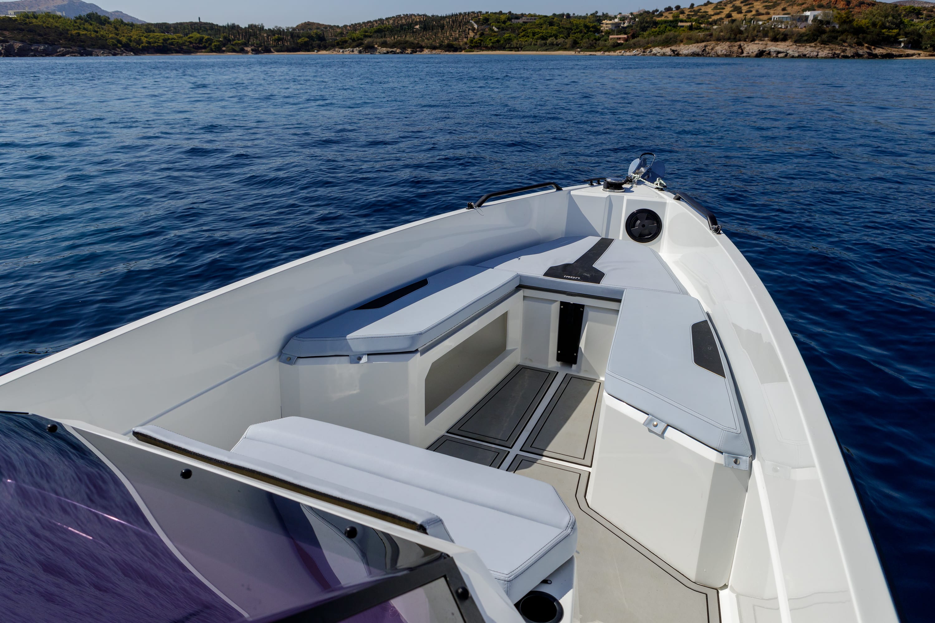 Iron Hawke Motorboat vor Anker in Porto Heli