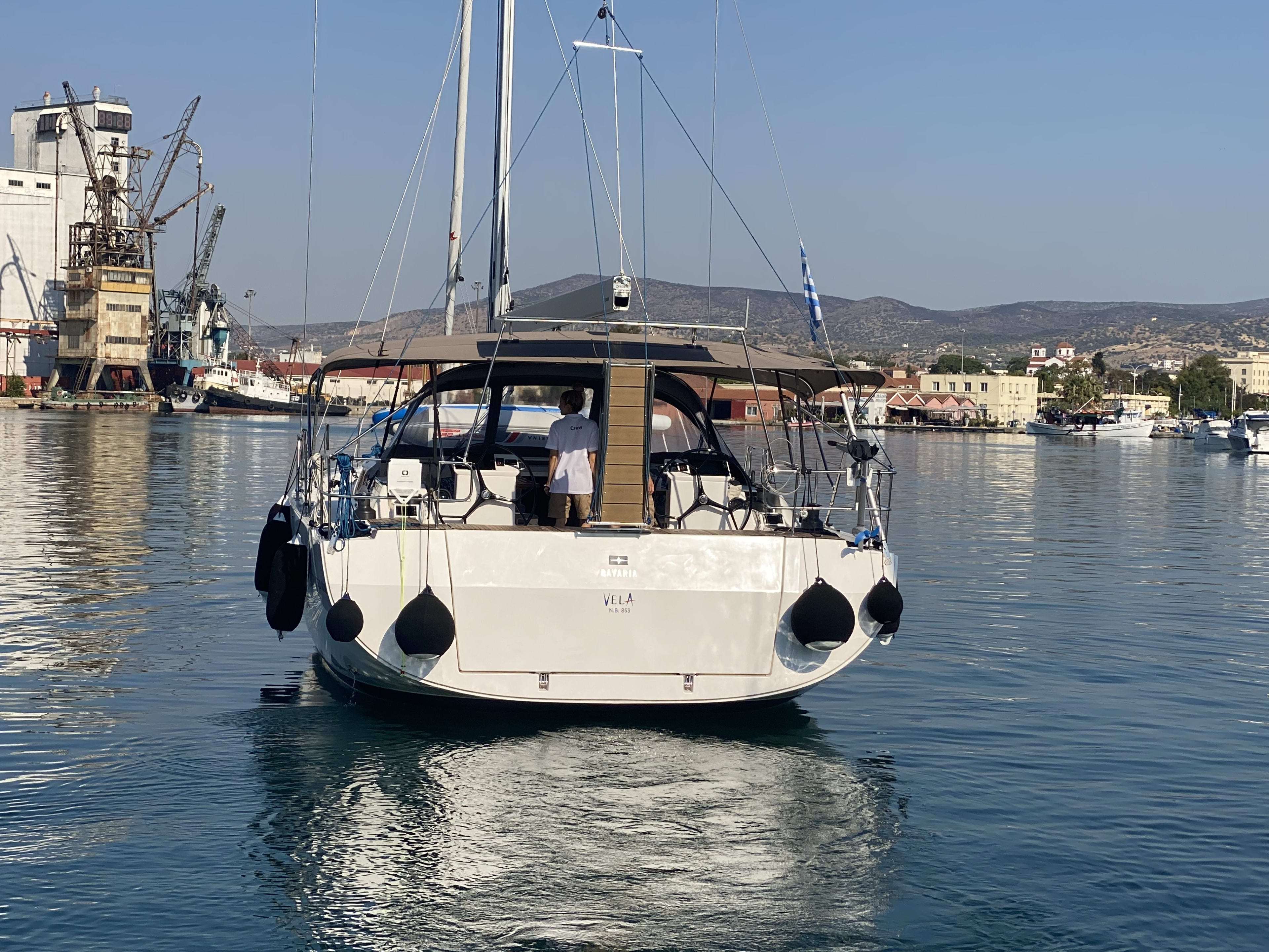 Vela Bavaria C50 біля причалу Port of Volos
