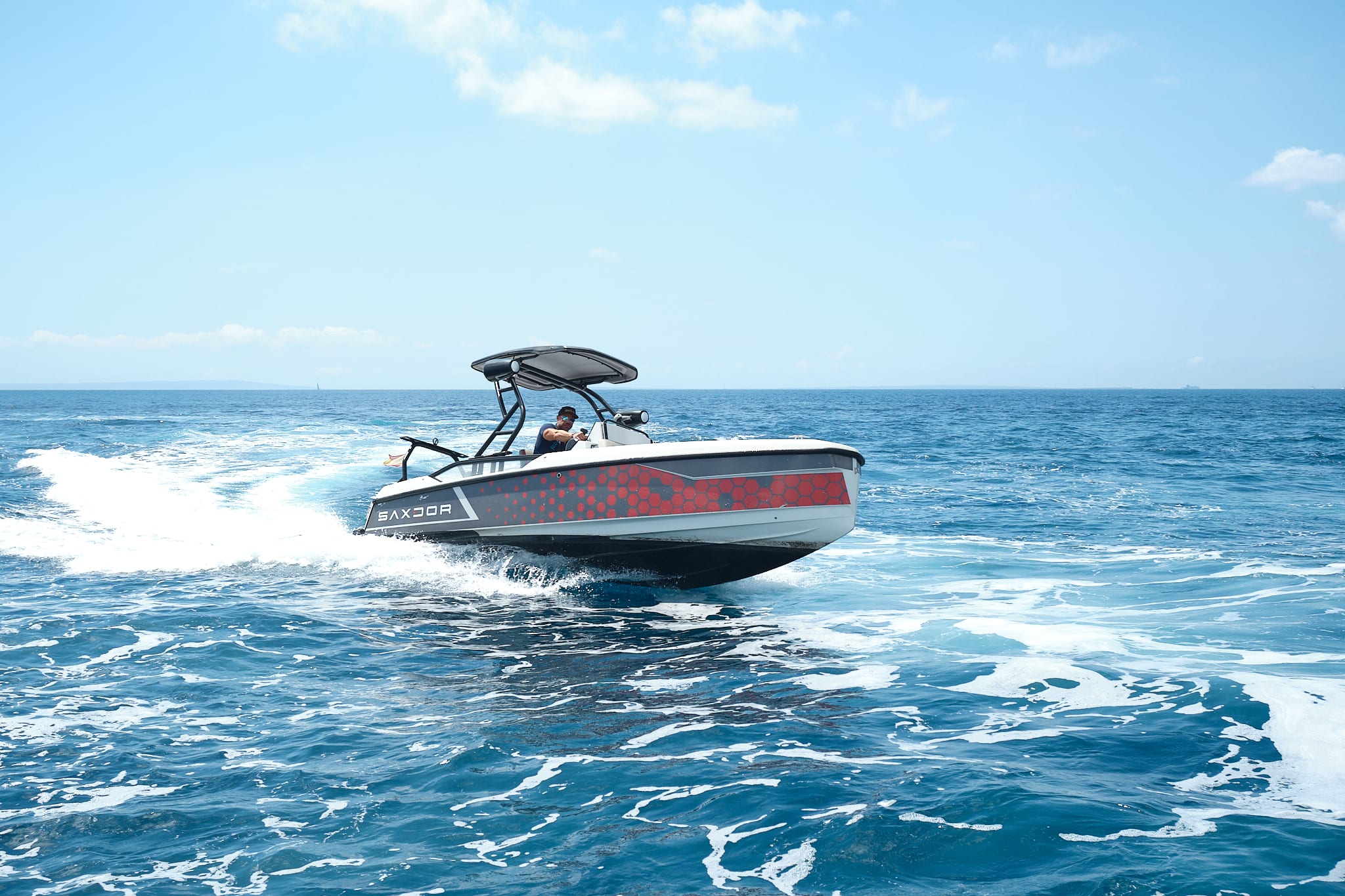 Mistral Saxdor 200 Sport vor Anker in Ibiza / Marina Botafoch