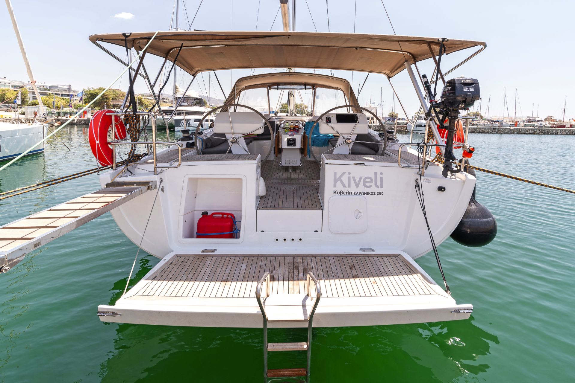 Kiveli Hanse 458 біля причалу Lavrion Main Port