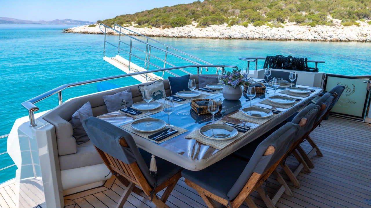 Den Den Luxury Motor Yacht біля причалу Bodrum Marina