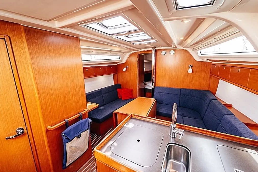 Blue Tone Bavaria Cruiser 37 біля причалу Murter / Marina Betina
