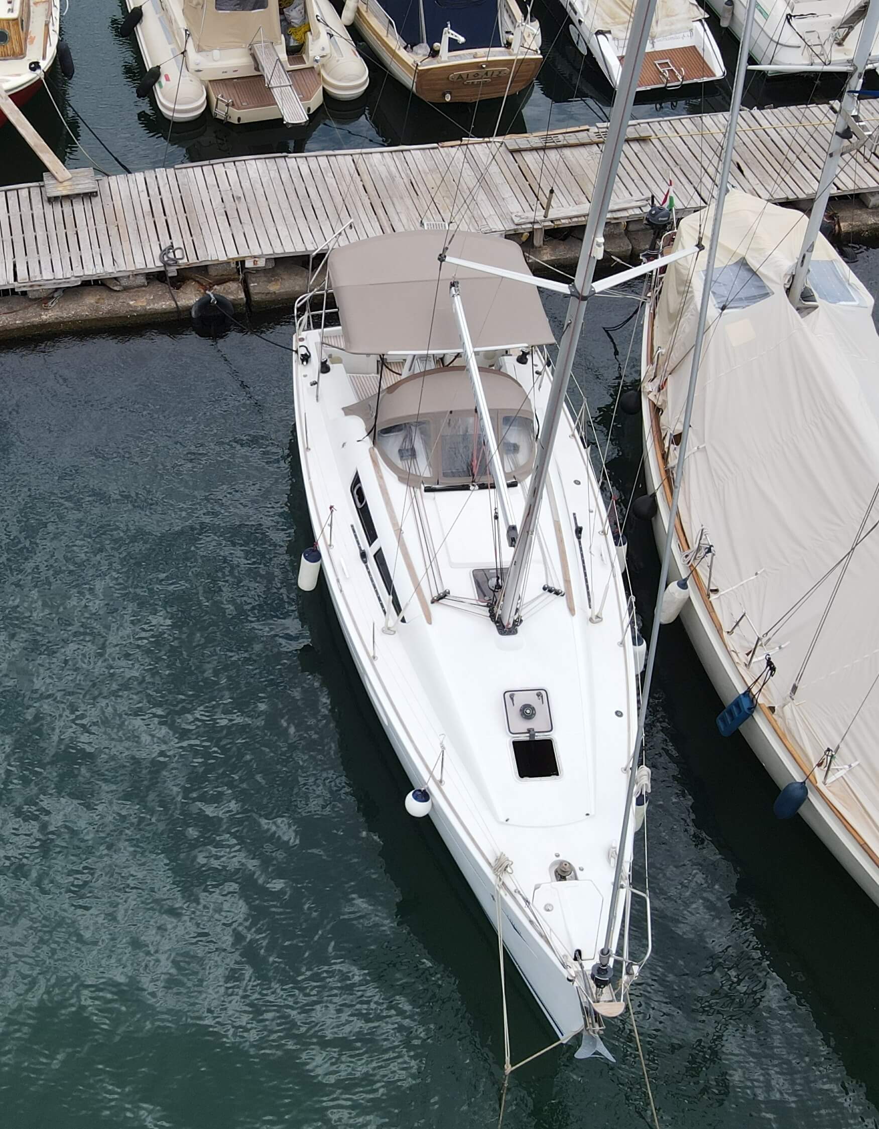 Celeste Sun Odyssey 36i amarrado en Lavrion Main Port