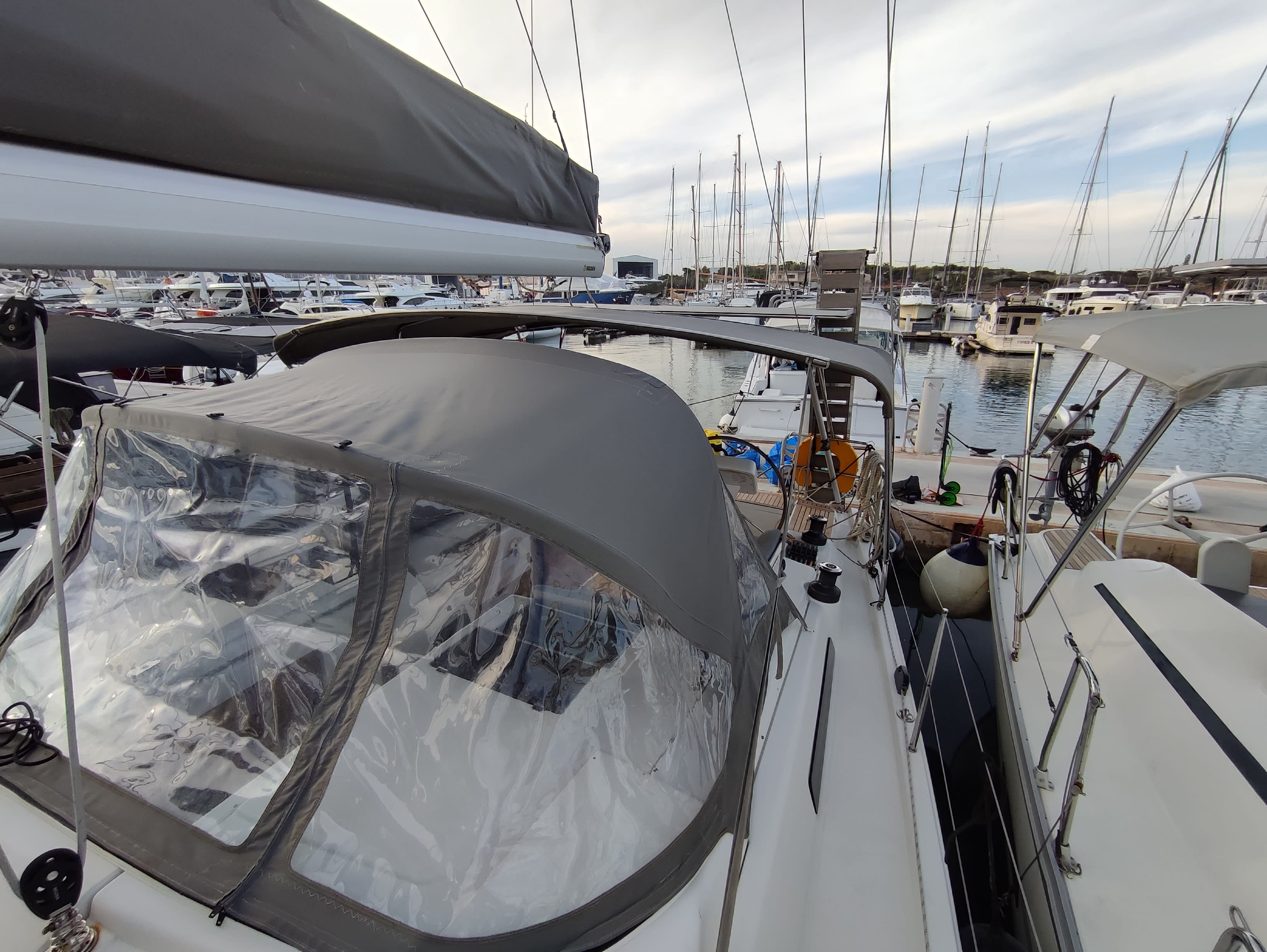 Astrea Hanse 458 біля причалу Lavrion / Olympic Marina
