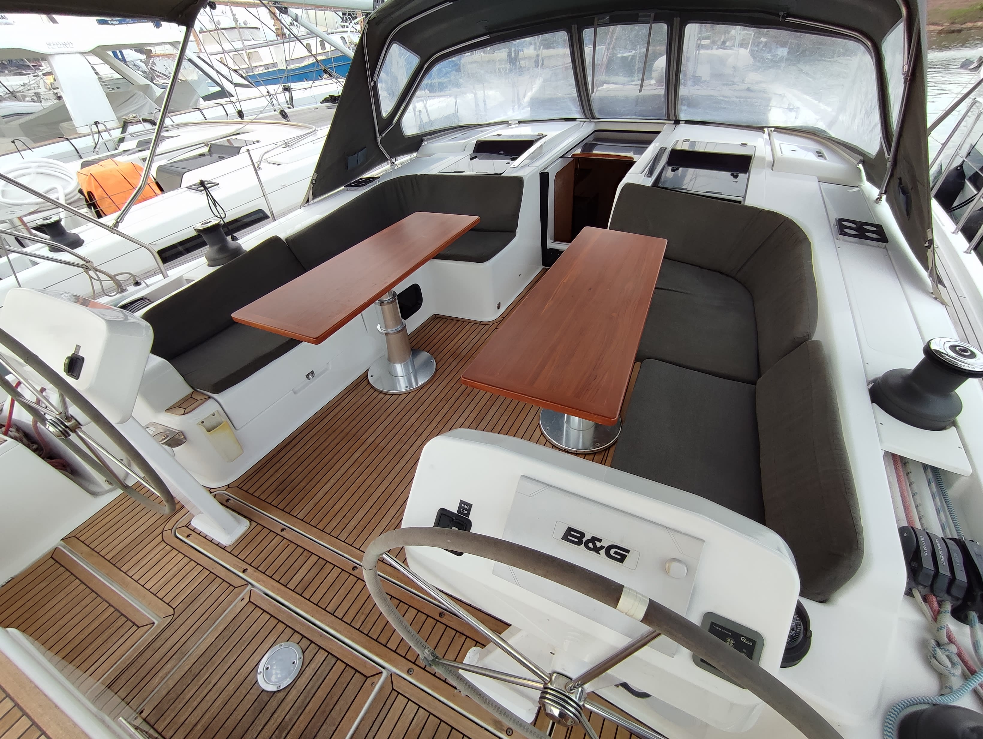 Change of Seasons Hanse 508 біля причалу Lavrion / Olympic Marina