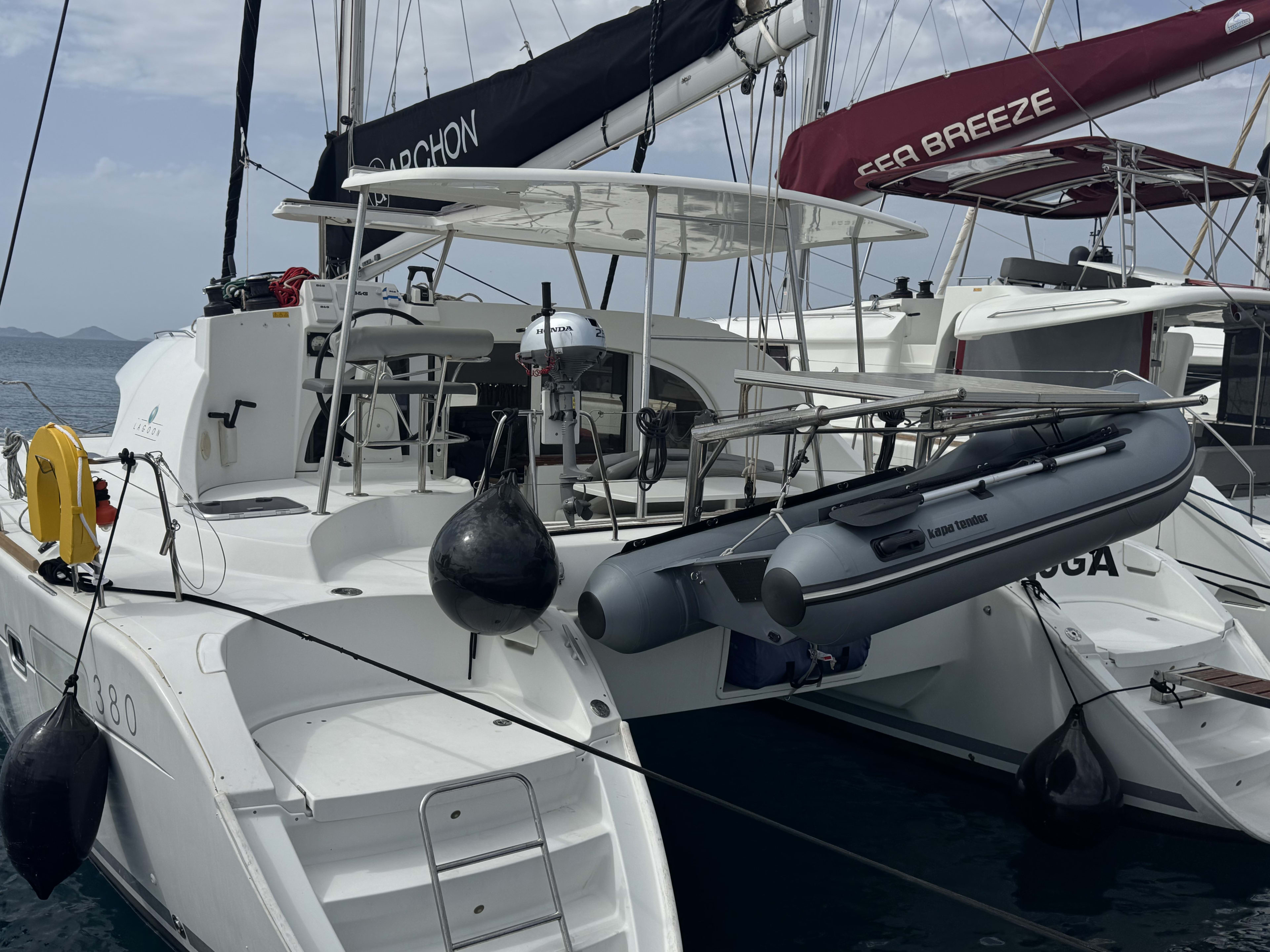 Beluga Lagoon 380 S2 vor Anker in Rhodes New Marina