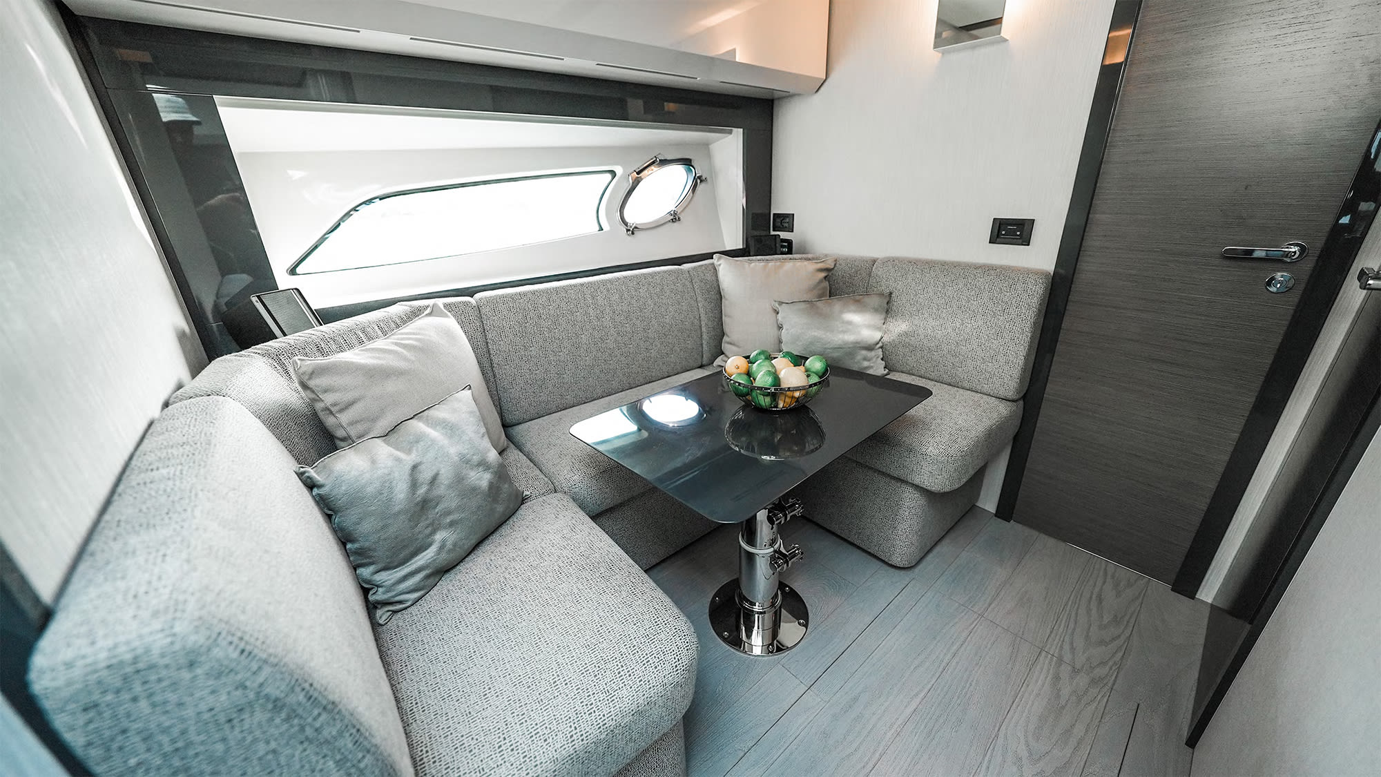 Zephyr Pershing 5X amarrado en Dubai Harbour