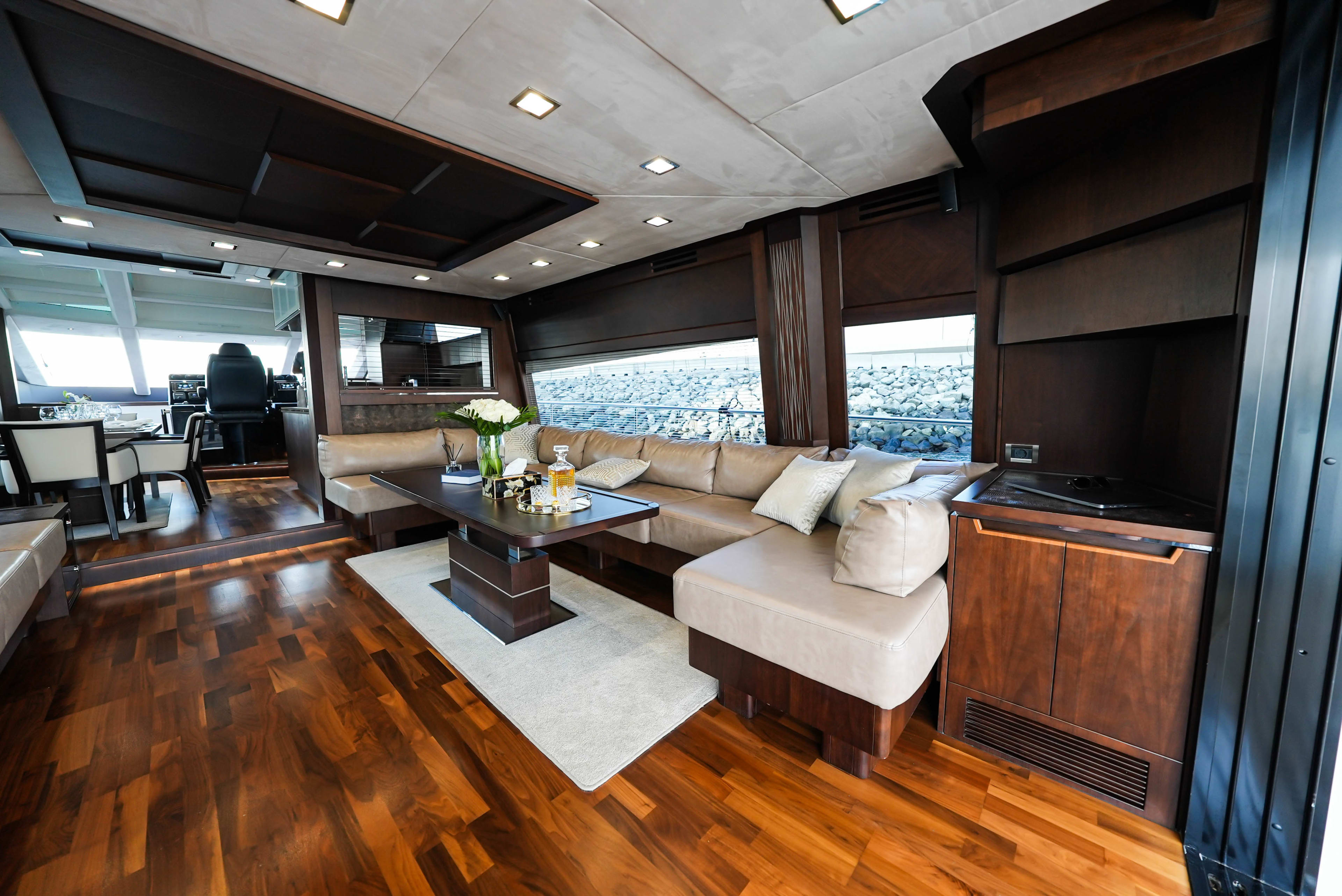 Bella 780 Galeon 780 amarrado en Dubai Harbour