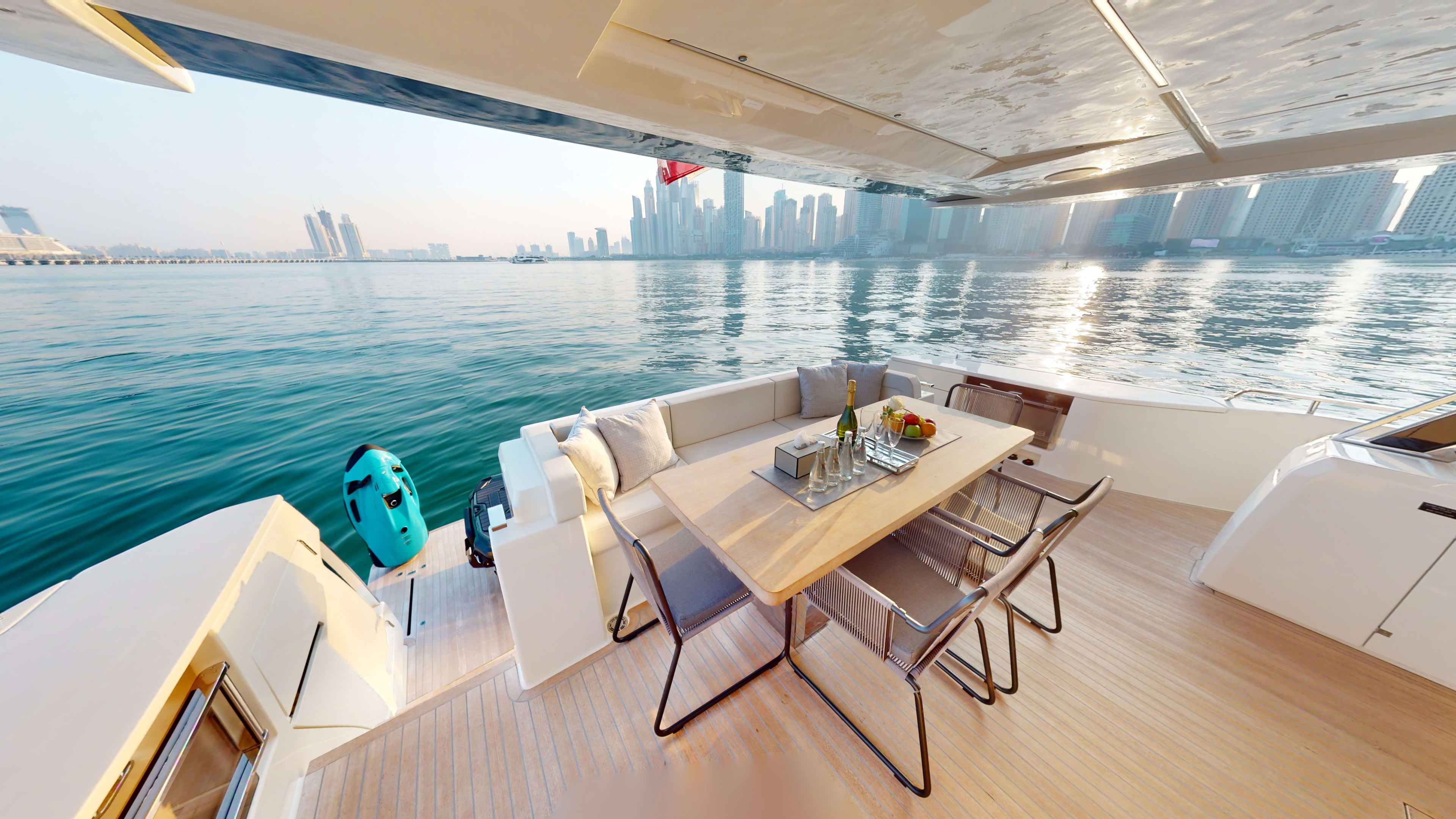Solace 780 Ferretti 780 amarrado en Dubai Harbour