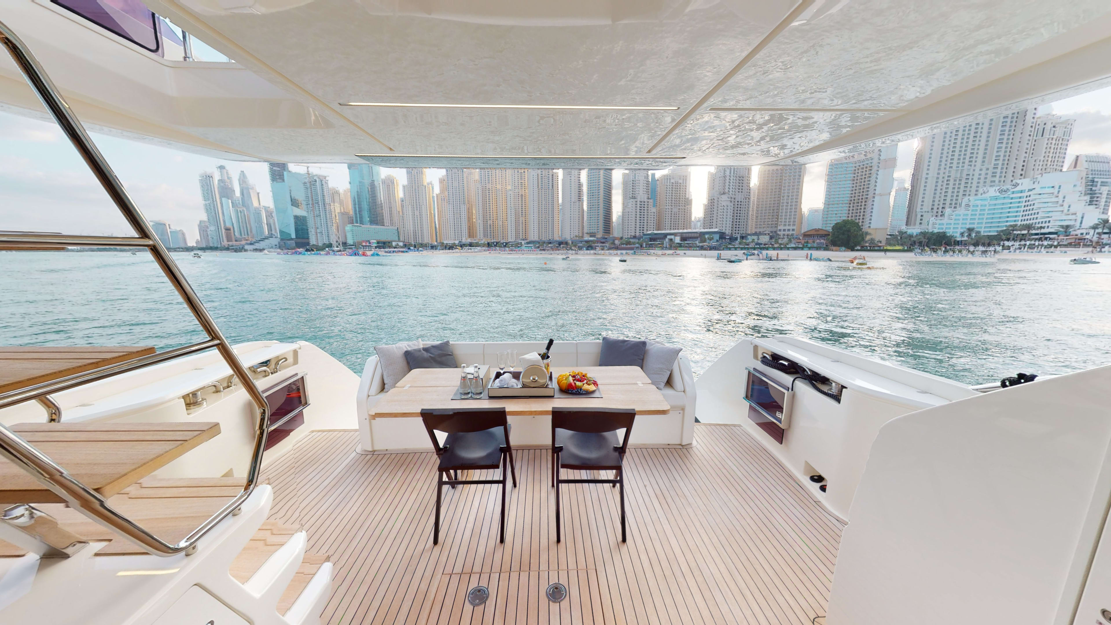 Aquilla 670 Ferretti 670 amarrado en Dubai Harbour