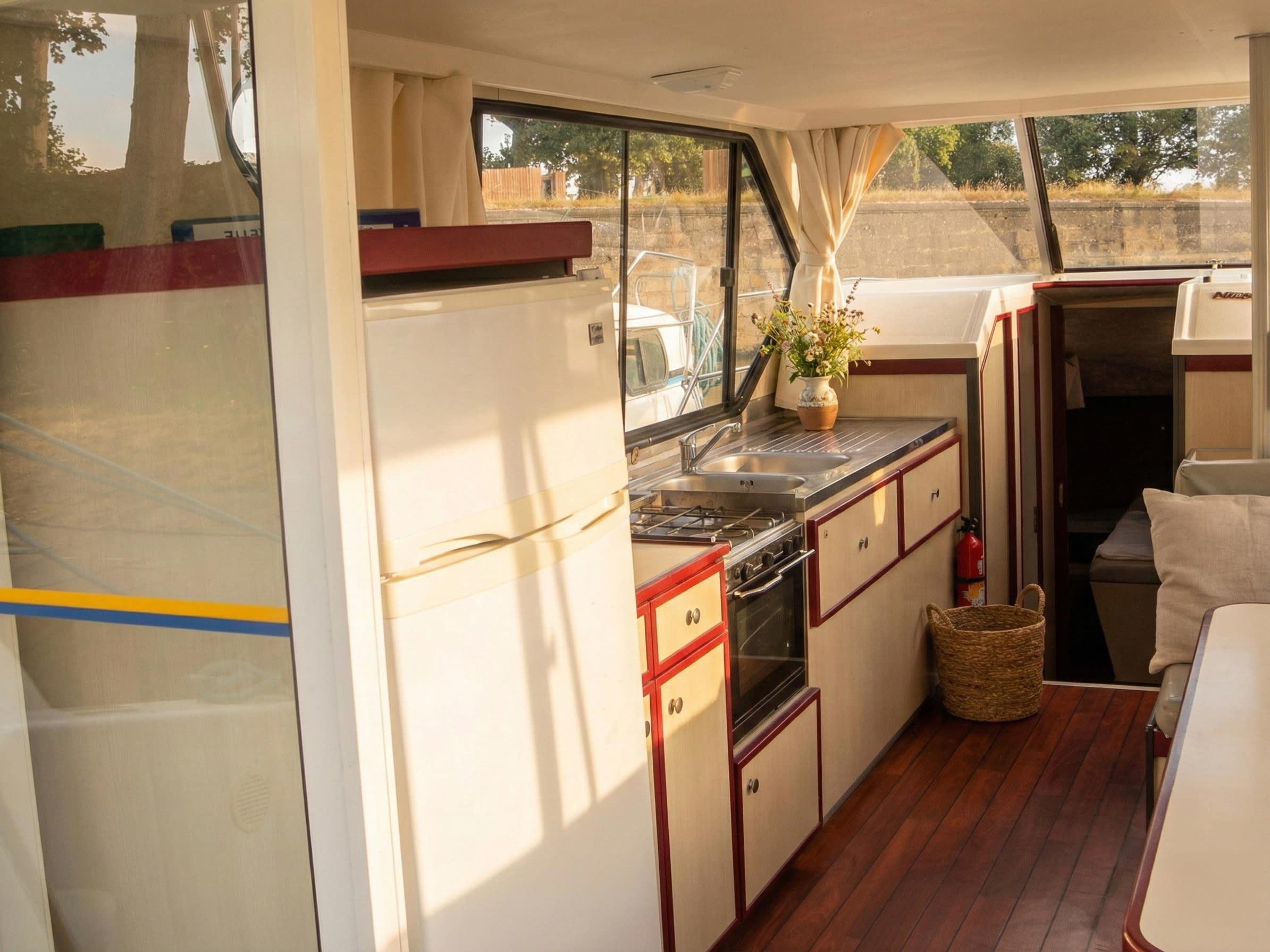 Cruiser Comfort 6/8 Pers. Nicols Sedan 1010 amarrado en Dole