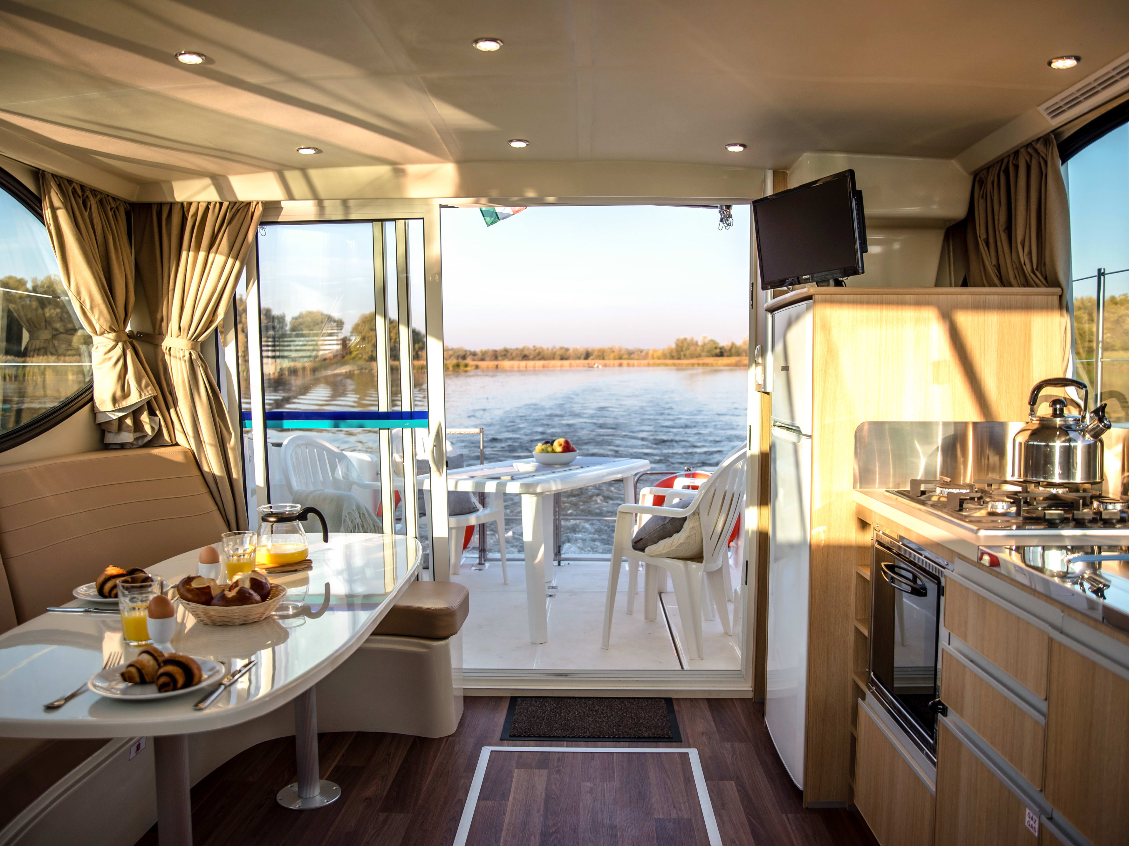 Cruiser Premium 6/8 Pers. Nicols Estivale Sixto moored at Grez-Neuville