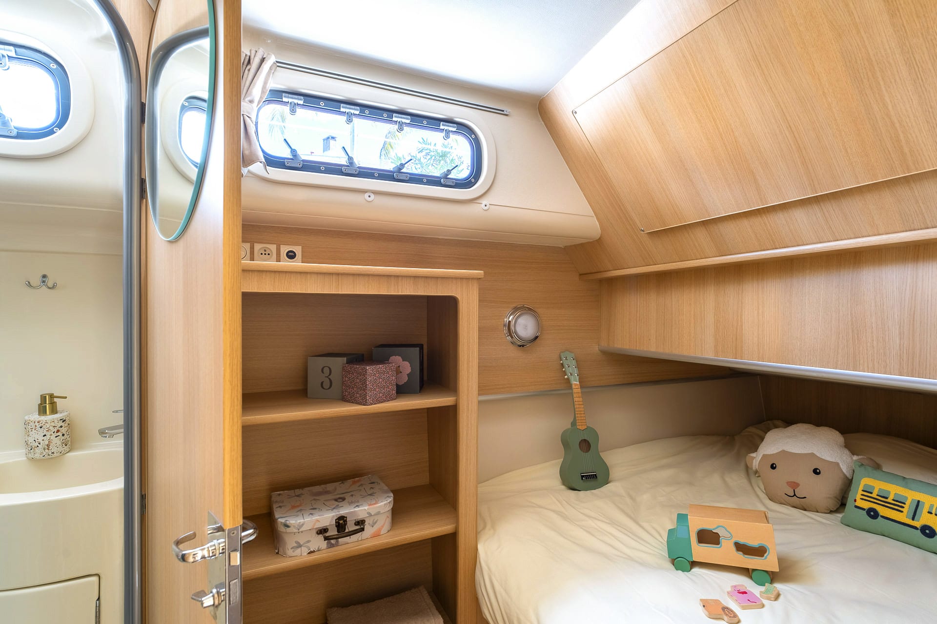 Cruiser Premium+ 6/8 Pers. Nicols Estivale Sixto+ moored at Bellegarde