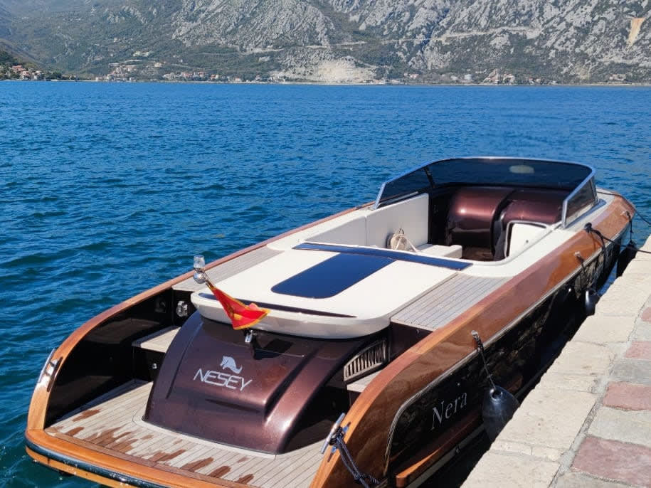 Nera Motorboat vor Anker in Portonovi Marina