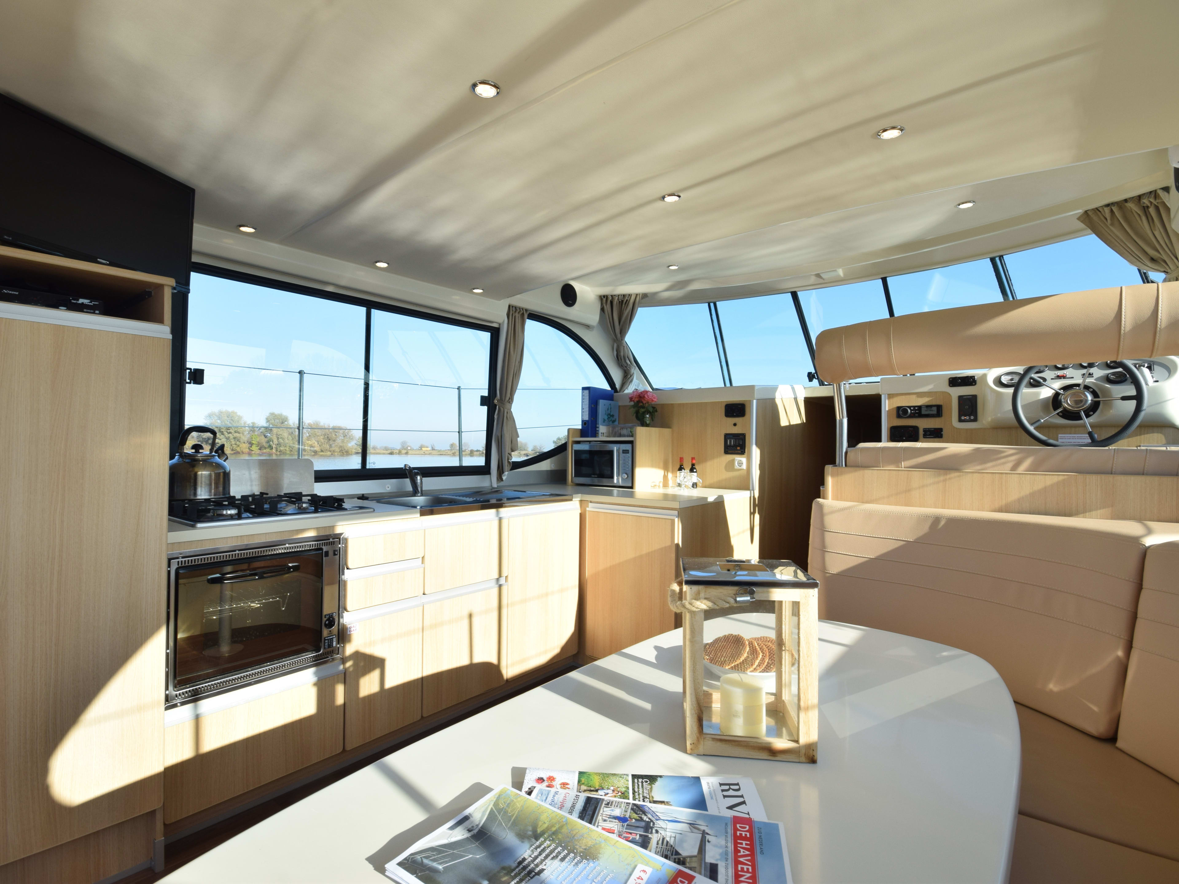 Cruiser Premium+ 8/10 Pers. Nicols Octo Fly C moored at Le Somail
