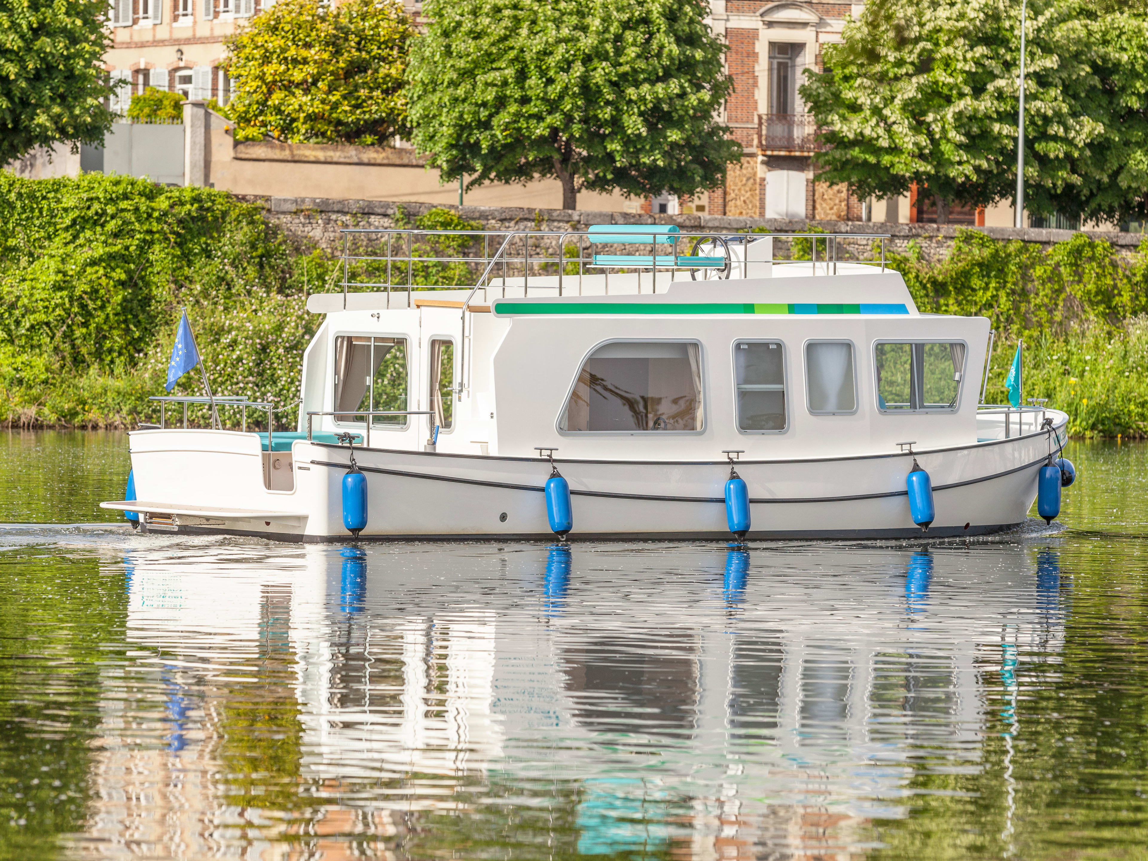 Pénichette Premium+ 2/4 Pers. Pénichette 950E moored at Loosdrecht