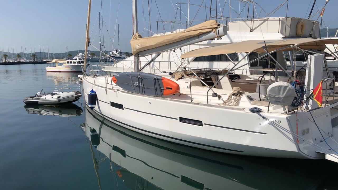 Sunny Wind Dufour 460 Grand Large vor Anker in Tivat / Porto Montenegro