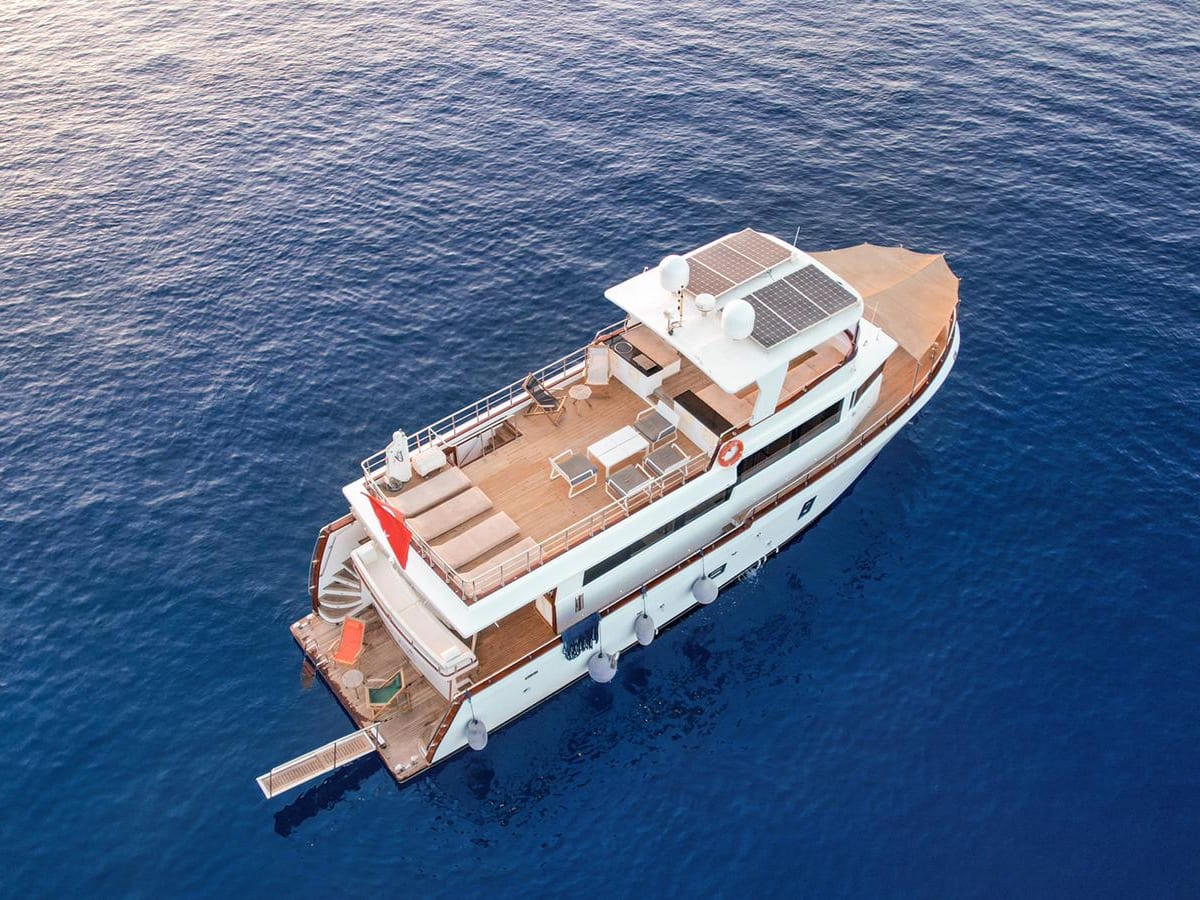 Ruzanna 1 Motoryacht біля причалу Fethiye port