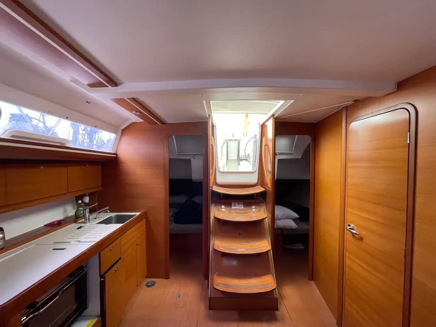 FREEDOM Dufour 410 Grand Large vor Anker in Athens / Alimos Marina