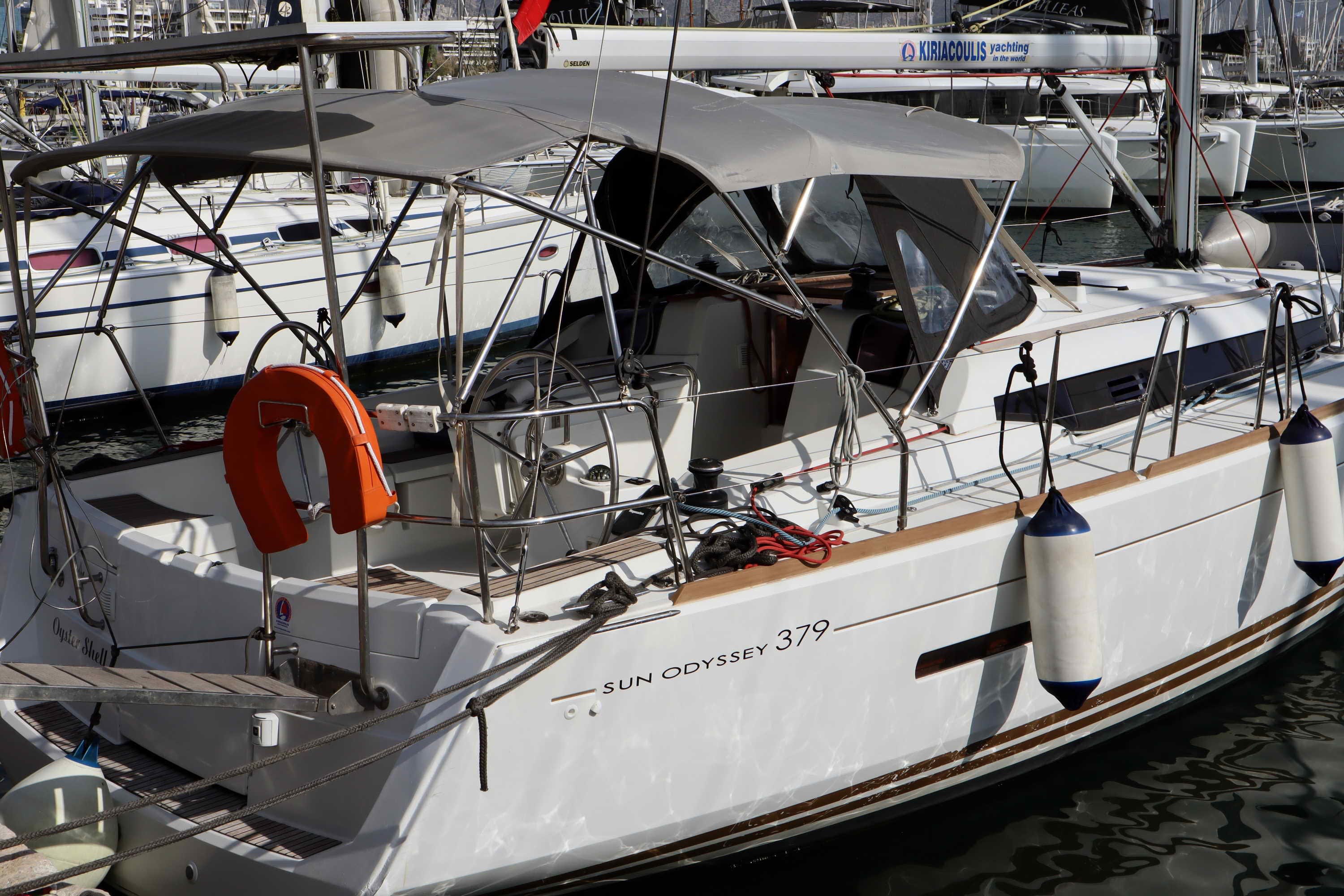 OYSTER SHELL Sun Odyssey 379 amarrado en Athens / Alimos Marina