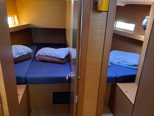 DESIRE Sun Loft 47 біля причалу Paros port